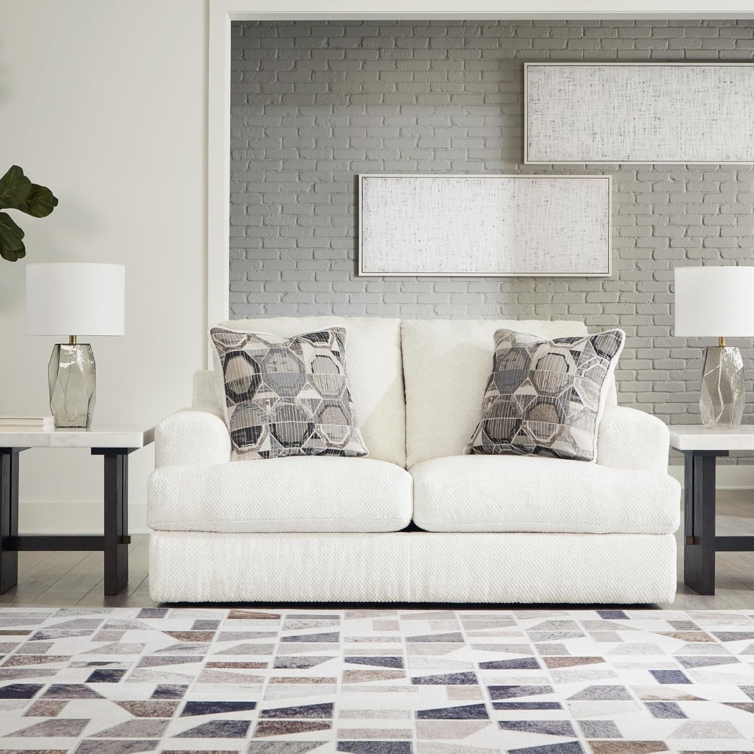 Sofá de Dos Plazas de Lino con Diseño Exclusivo de Ashley Karinne y Almohadas Decorativas