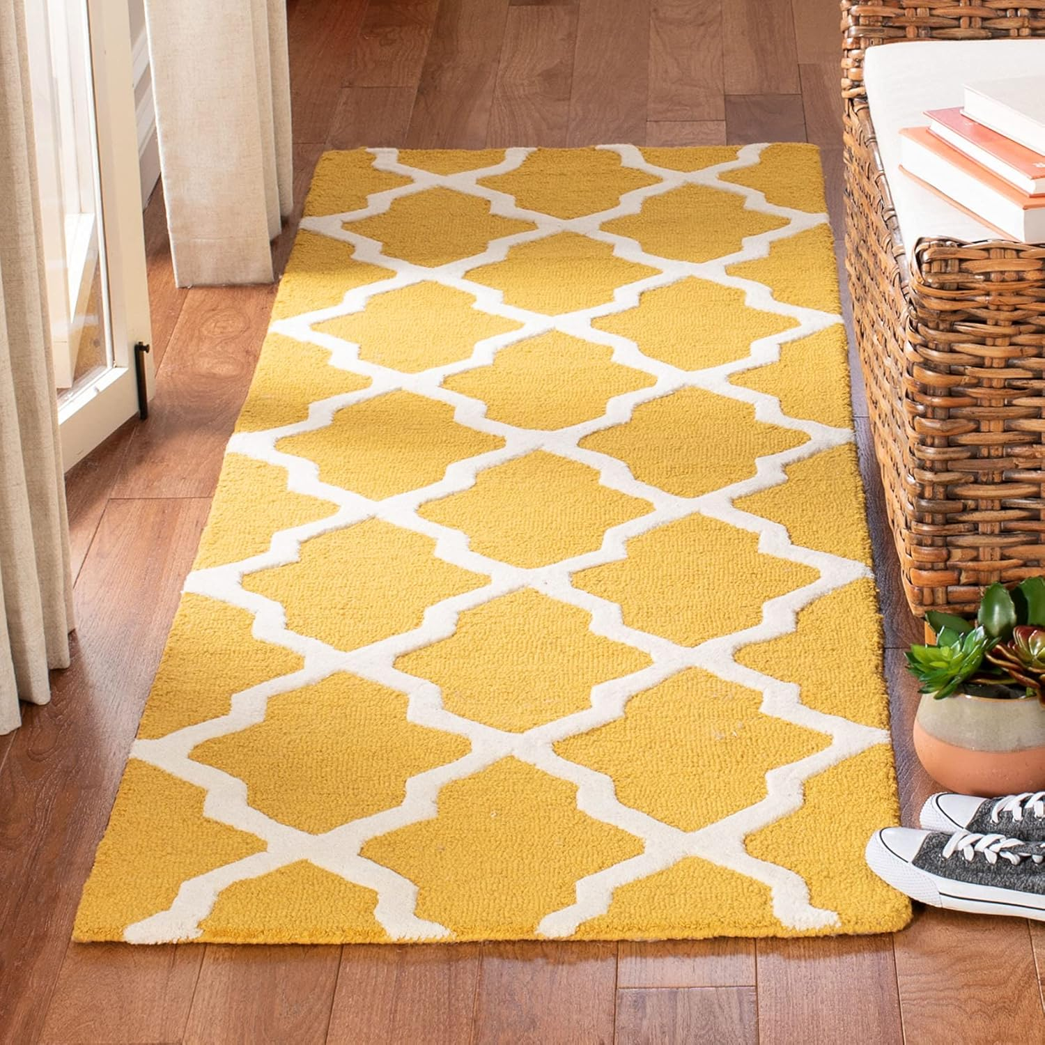SAFAVIEH Cambridge Liam Geometric Wool Runner Rug, Gold/Ivory, 2'6" x 6'