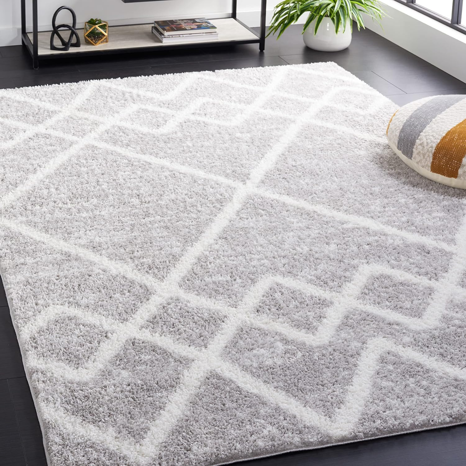 SAFAVIEH Berber Shag Lidija Trellis Area Rug, Ivory/Grey, 5'5" x 7'7"