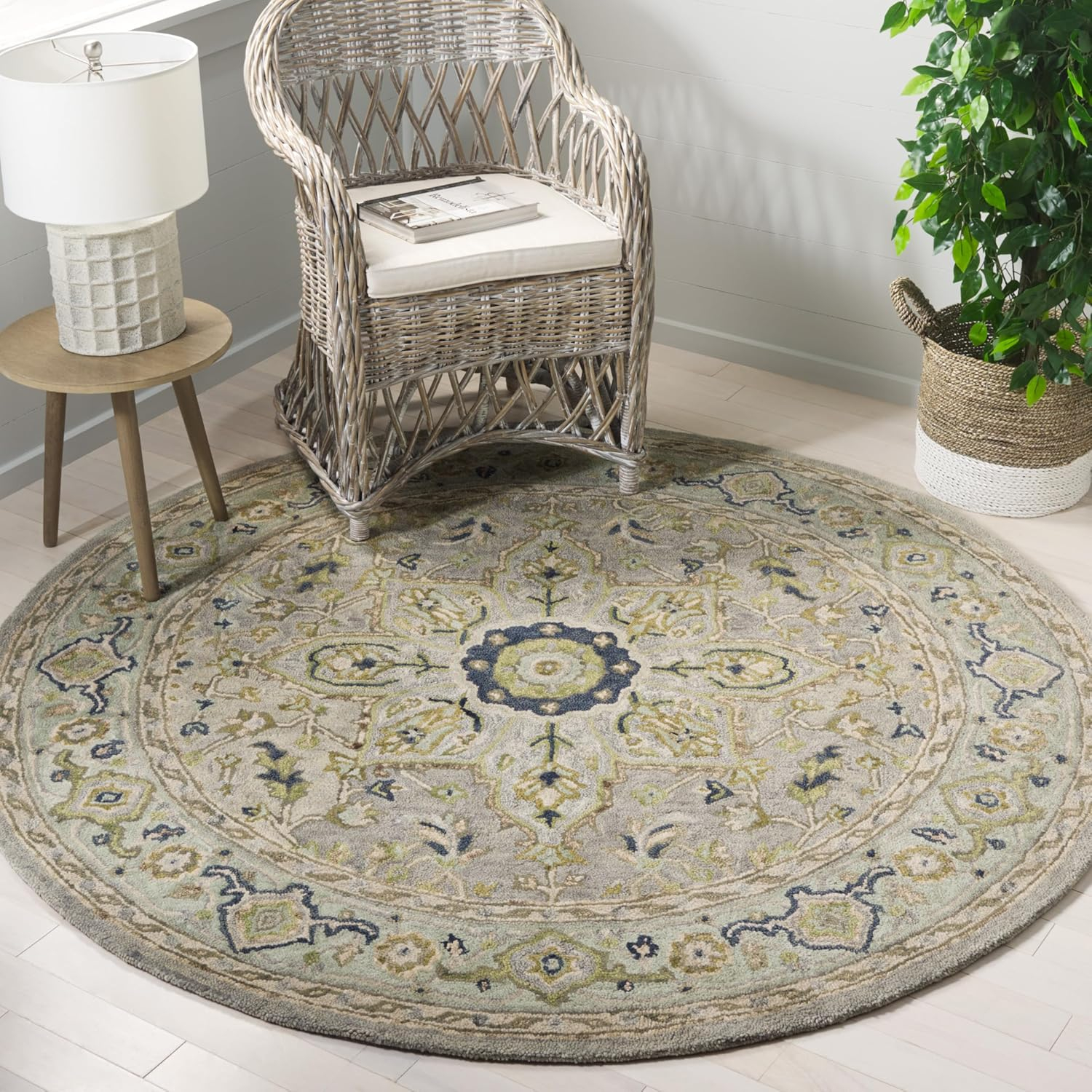 SAFAVIEH Heritage Collection Area Rug - 5' x 8', Ivory & Blue, Handmade Traditional Oriental Wool, Ideal for High Traffic Areas in Living Room, Bedroom, Dining (HG228M-5)