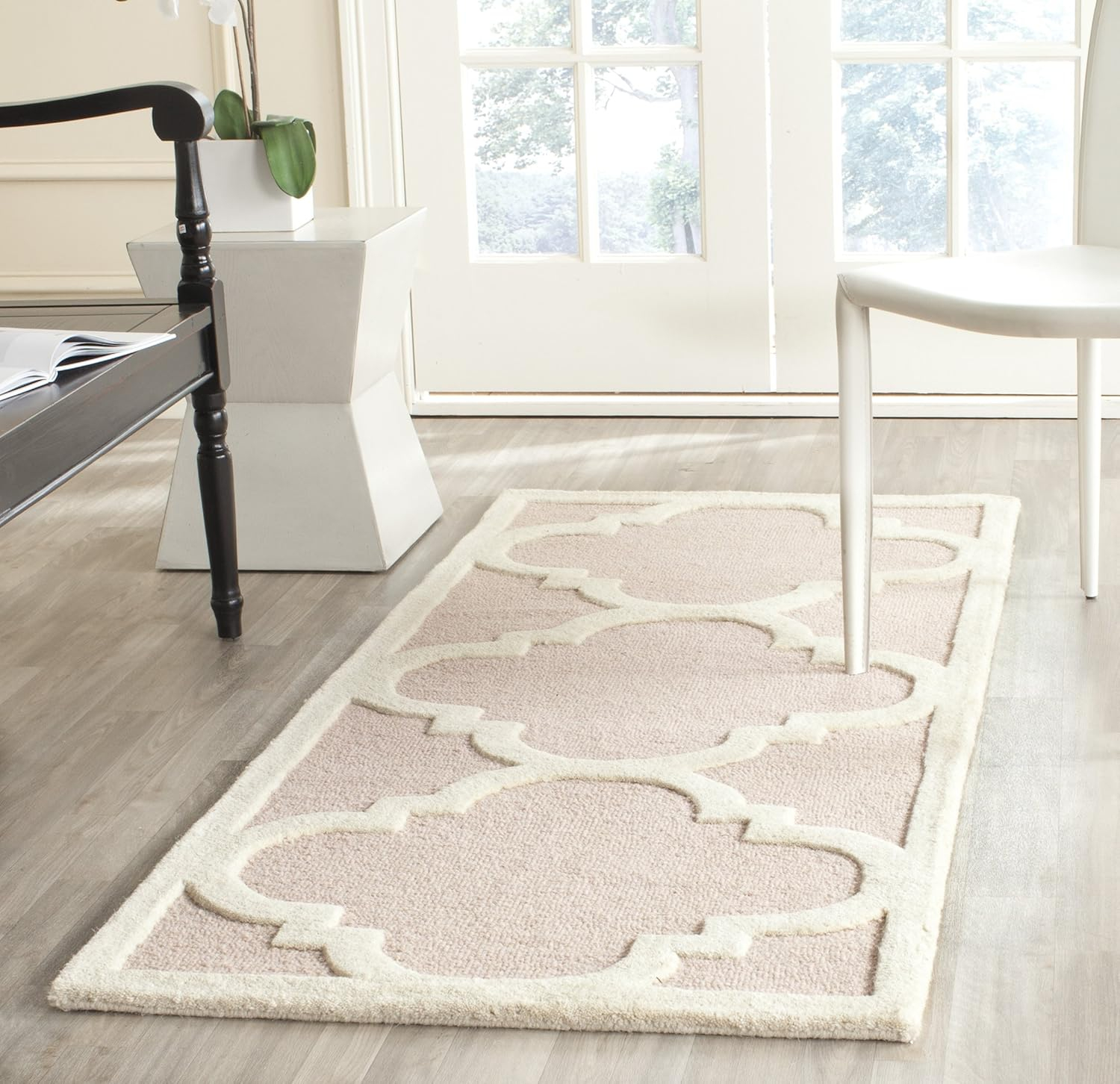 SAFAVIEH Cambridge Justine Geometric Quatrefoil Wool Runner Rug, Light Pink/Ivory, 2'6" x 6'