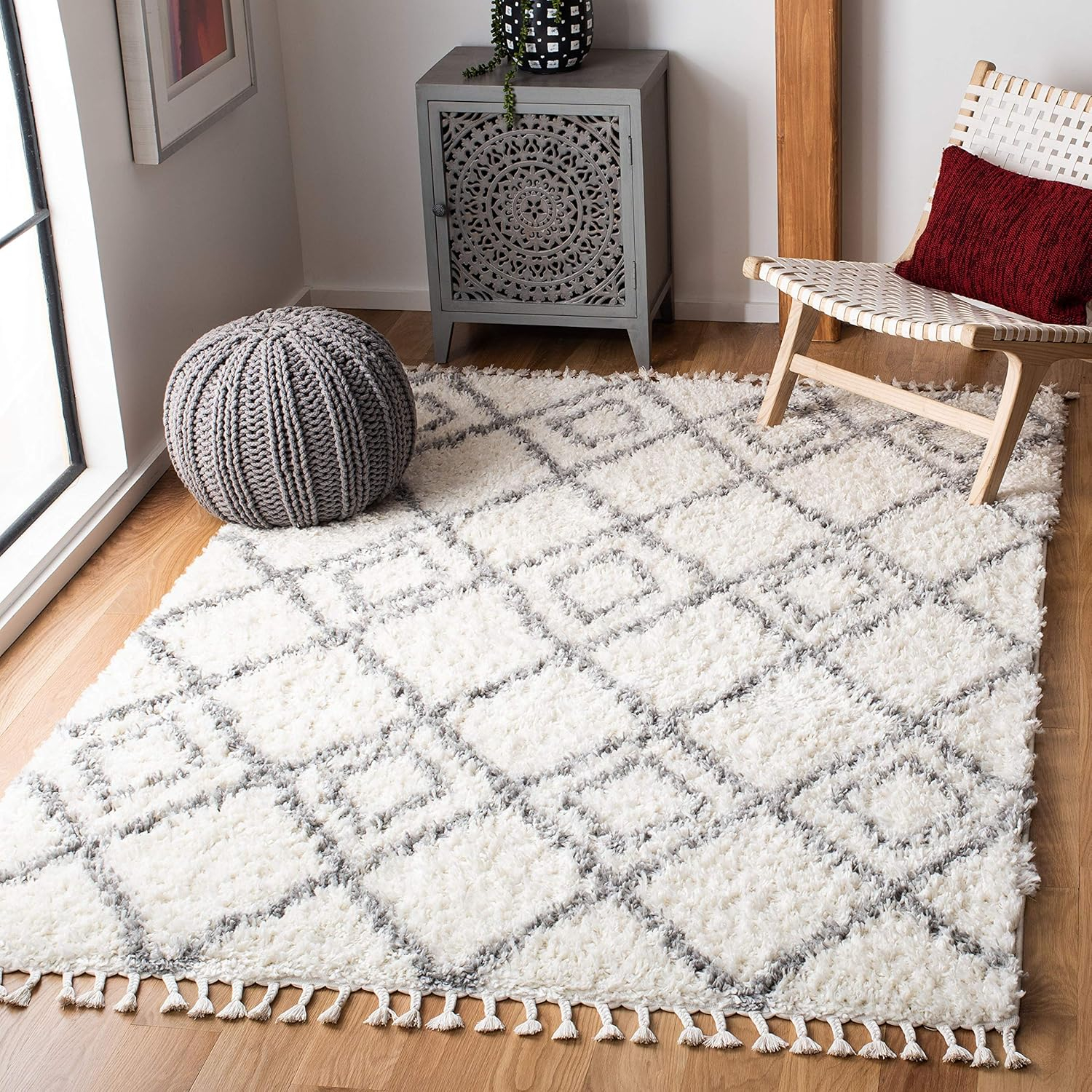 SAFAVIEH Moroccan Tassel Shag Comhgham Geometric Area Rug, Ivory/Dark Grey, 5'3" x 7'6"