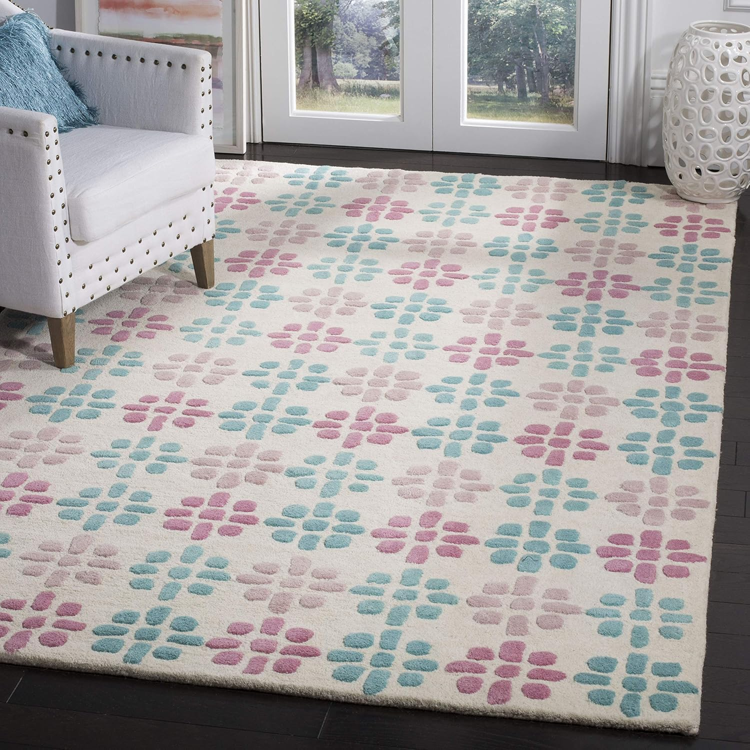 SAFAVIEH Soho Daisy Geometric Wool Area Rug, Ivory/Multi, 6' x 9'