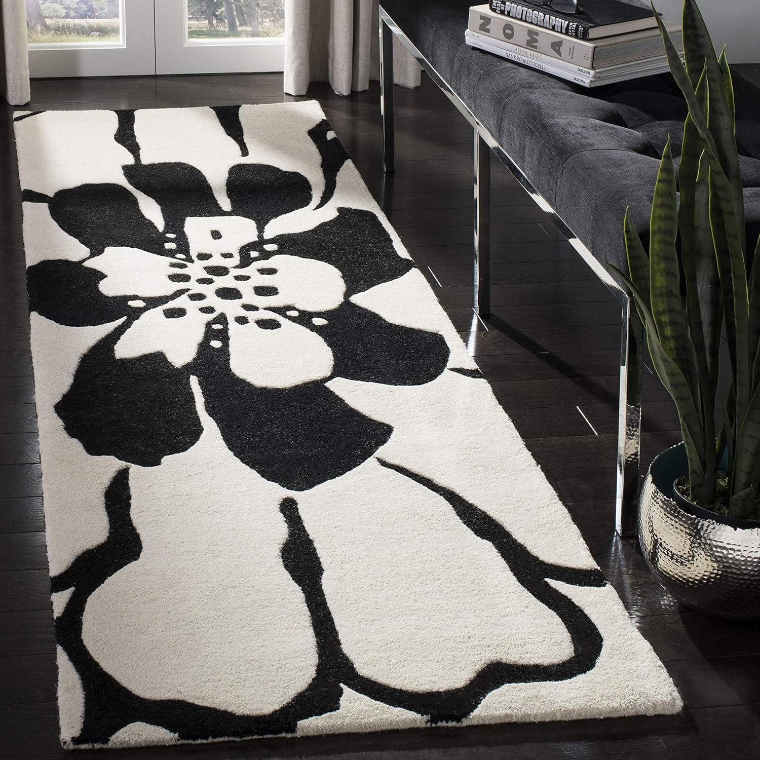 SAFAVIEH Soho Kelly Floral Wool Area Rug, Black/White, 5' x 8'