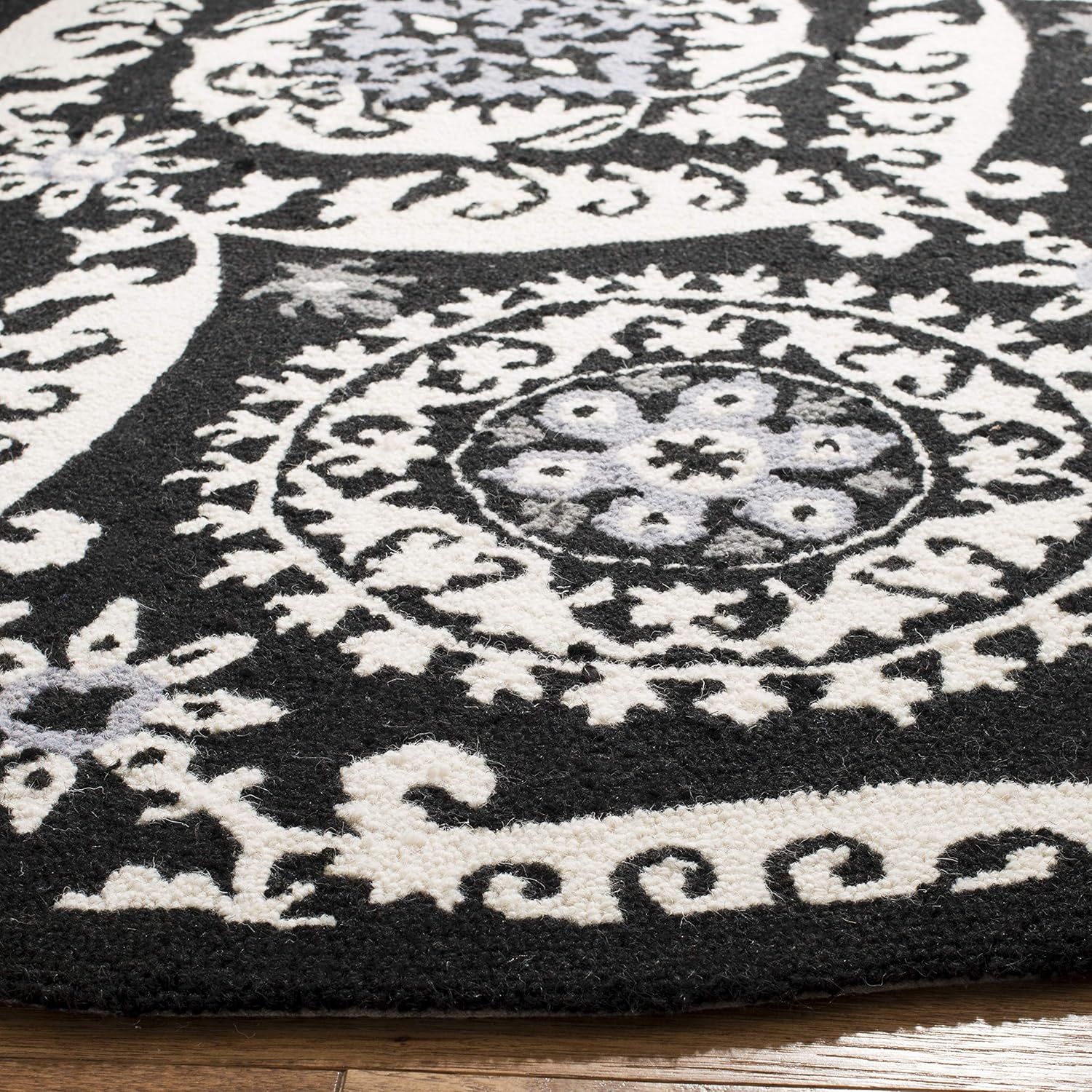 SAFAVIEH Chelsea Hollie Geometric Wool Area Rug, Black/Ivory, 4' x 4' Round
