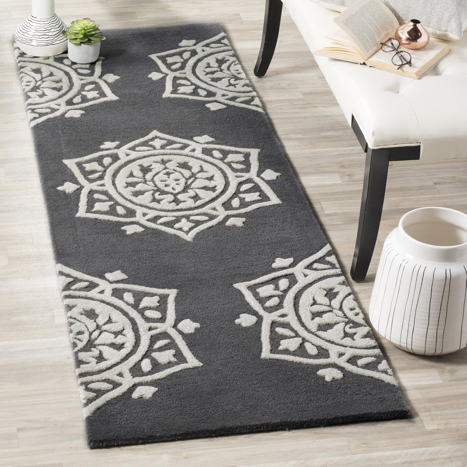 SAFAVIEH Micro-Loop Hailey Medallion Area Rug, Navy/Ivory, 4' x 6'