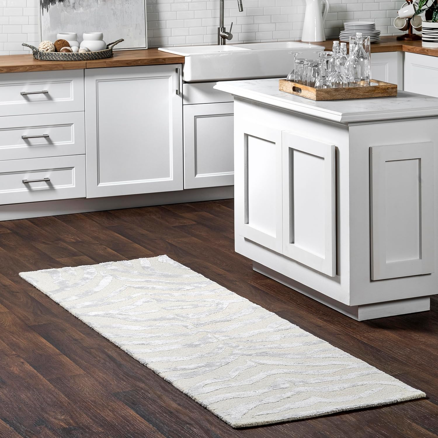 nuLOOM Hand Tufted Plush Zebra Runner Rug, 2' 6" x 6', Gray