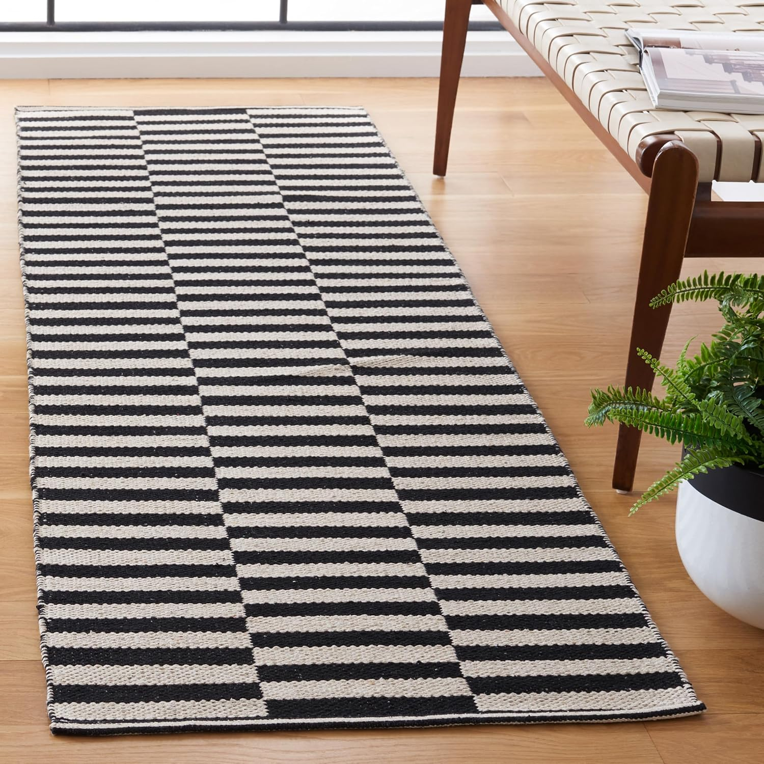 Montauk MTK715 Hand Woven Indoor Runner Rug - Ivory/Black - 2'3"x21' - Safavieh