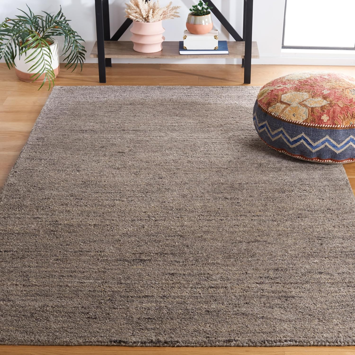 SAFAVIEH Himalaya Flanagan Solid Area Rug, Light Grey, 4' x 6'