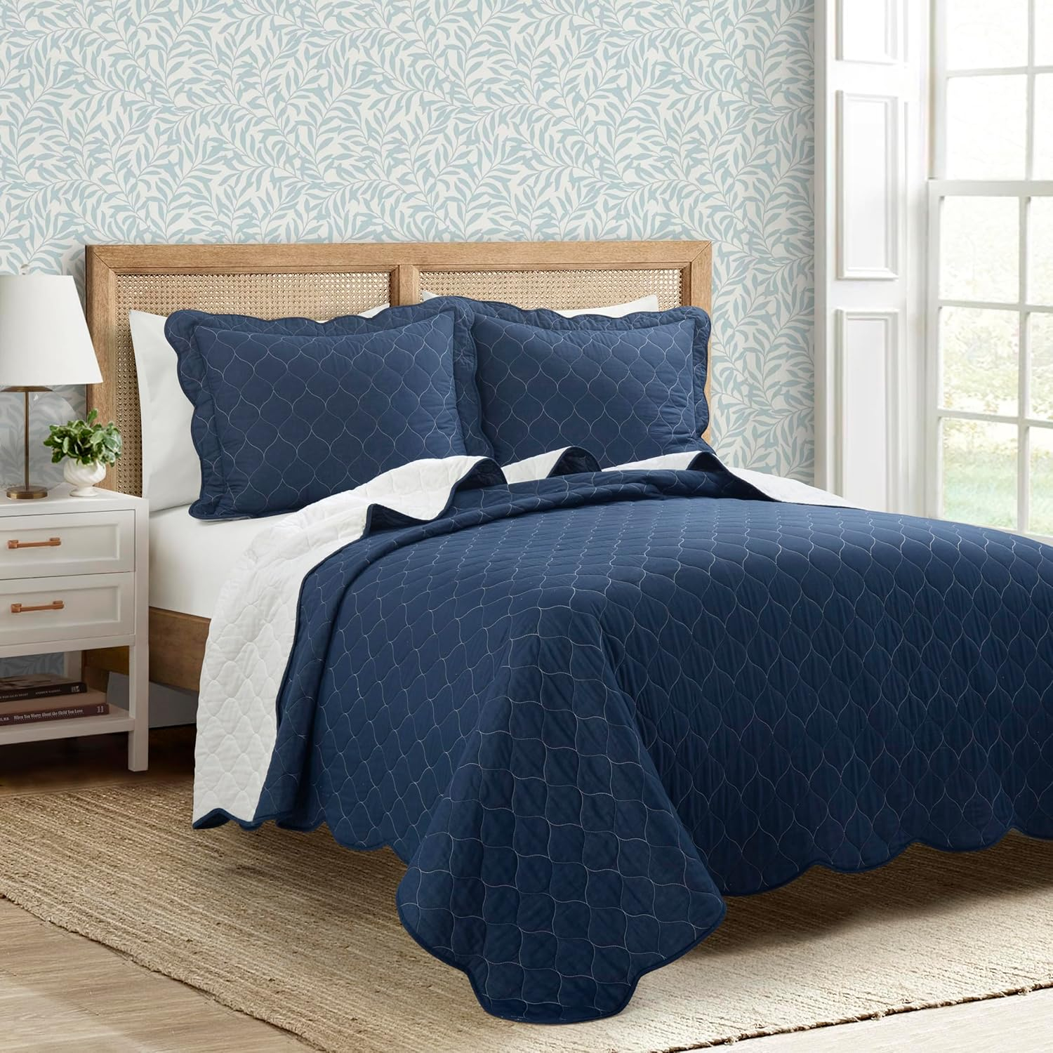 Coastal Chic Scallop Edge Reversible Quilt Navy/White 3Pc Set Full/Queen