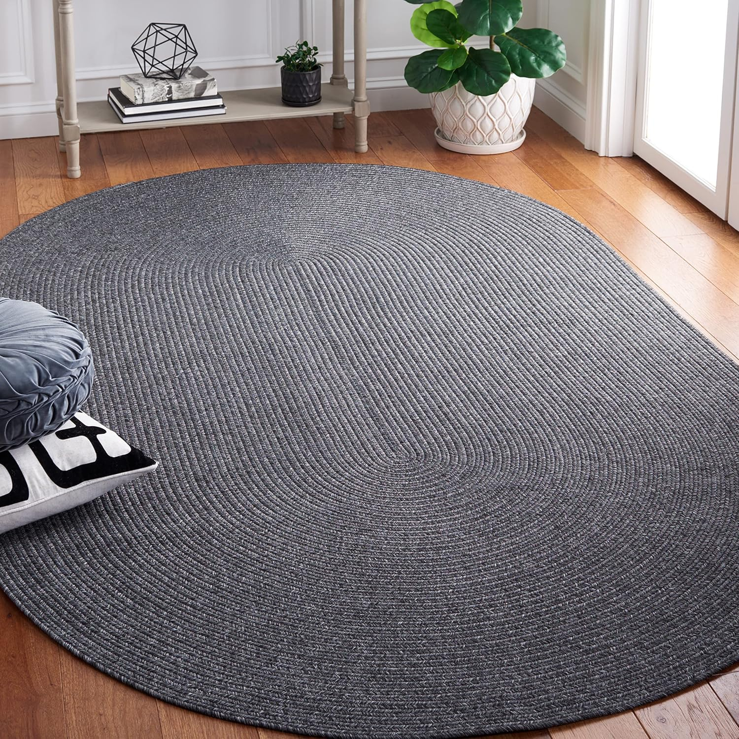 Braided BRA201 Hand Woven Indoor Machine Washable Area Rug - Black - 4'x6' Oval - Safavieh