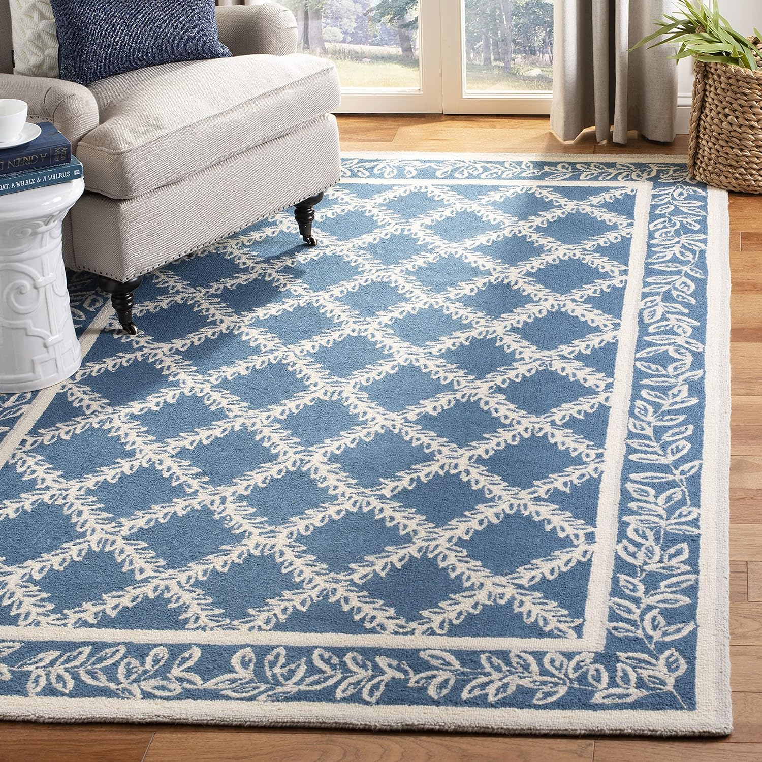 SAFAVIEH Chelsea Alecia Geometric Borders Wool Area Rug, Navy/Cream, 2'9" x 4'9"