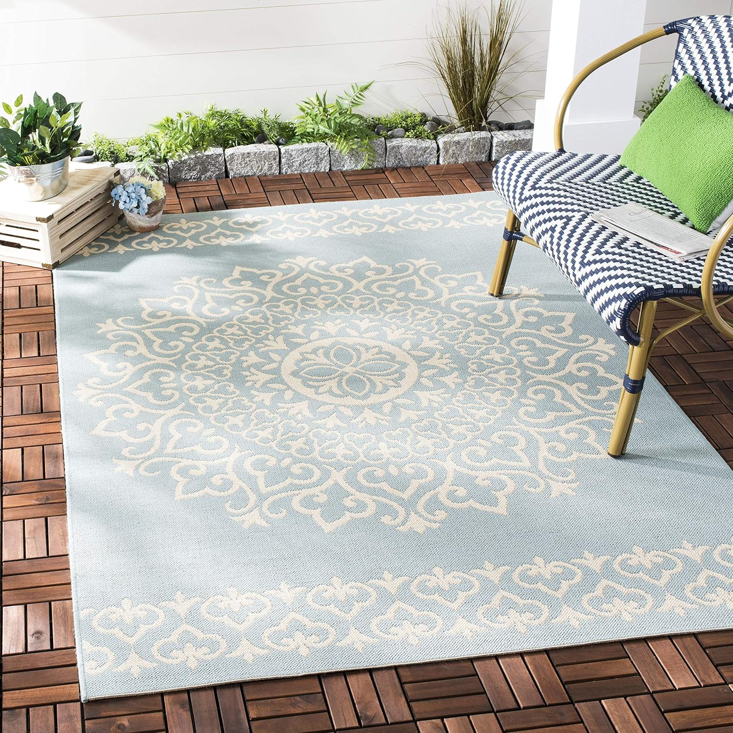 SAFAVIEH Beach House Lynette Medallion Indoor/Outdoor Area Rug, Cream/Aqua, 5'3" x 7'6"