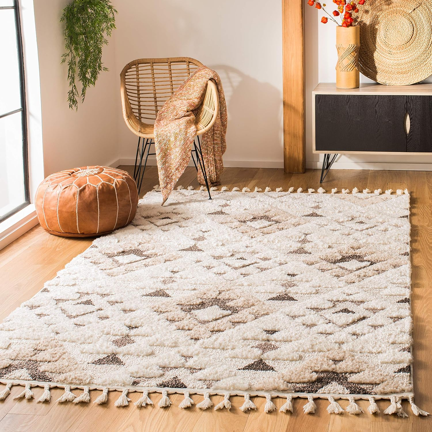 SAFAVIEH Moroccan Tassel Shag Larry Moroccan Geometric Area Rug, Ivory/Brown, 5'3" x 7'6"