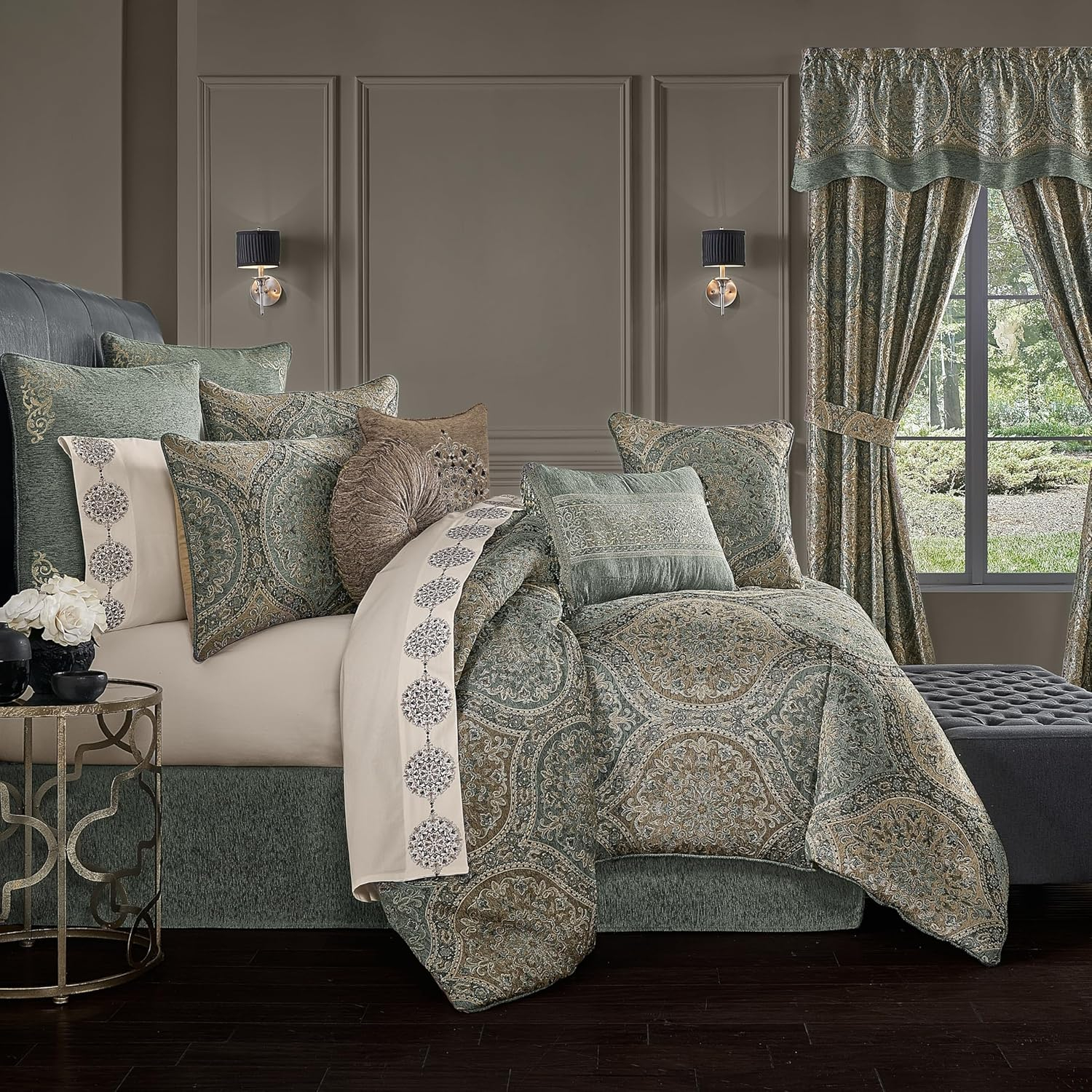 J. Queen New York  Dorset California Comforter Set. Queen