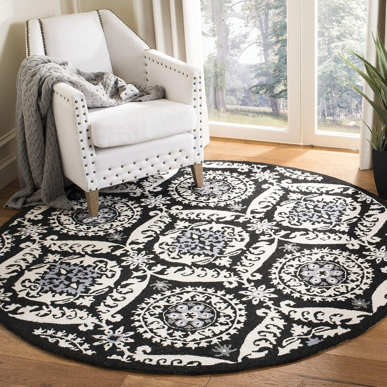 SAFAVIEH Chelsea Hollie Geometric Wool Area Rug, Black/Ivory, 4' x 4' Round