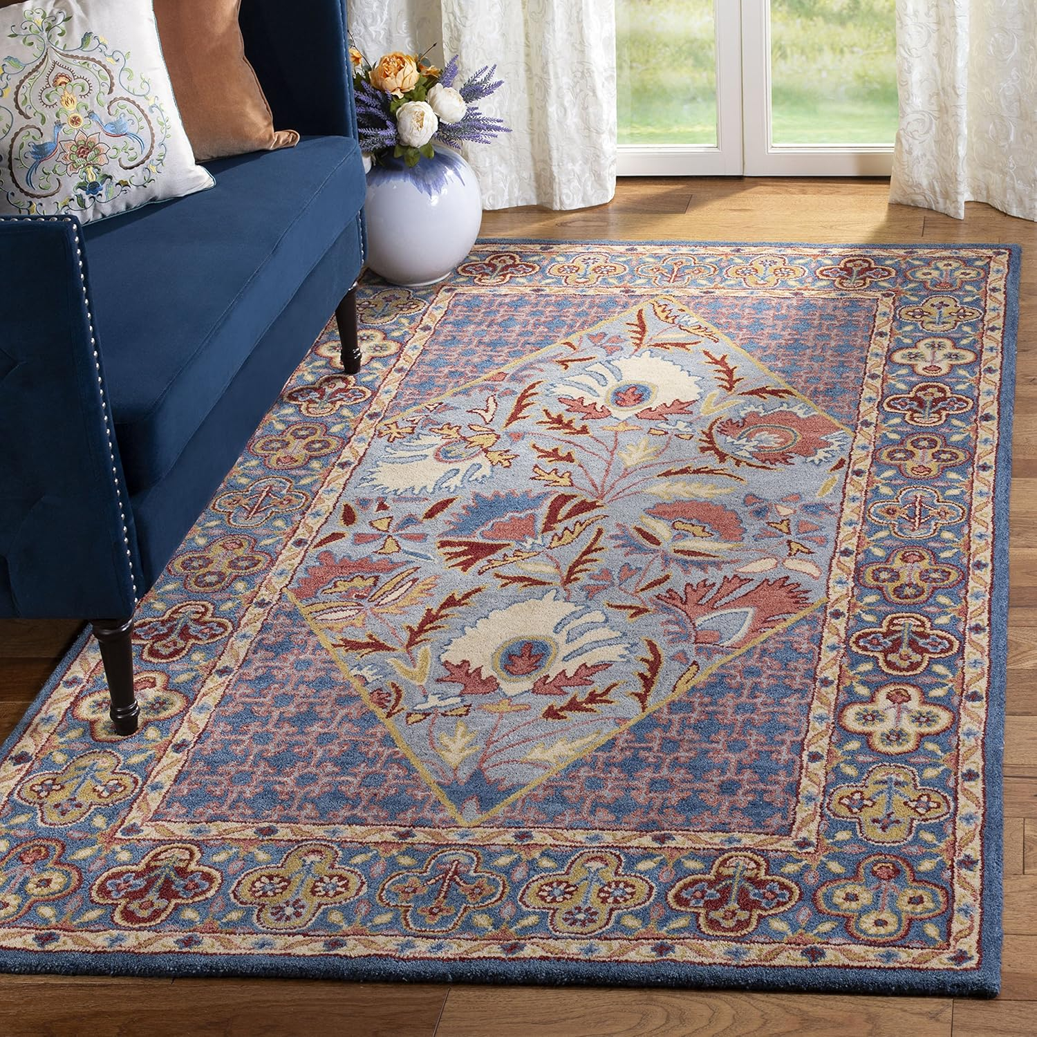 Safavieh  Handmade Antiquity Lugenia Traditional Oriental Wool Rug 4' x 6' 4' x 6' Indoor, Handmade