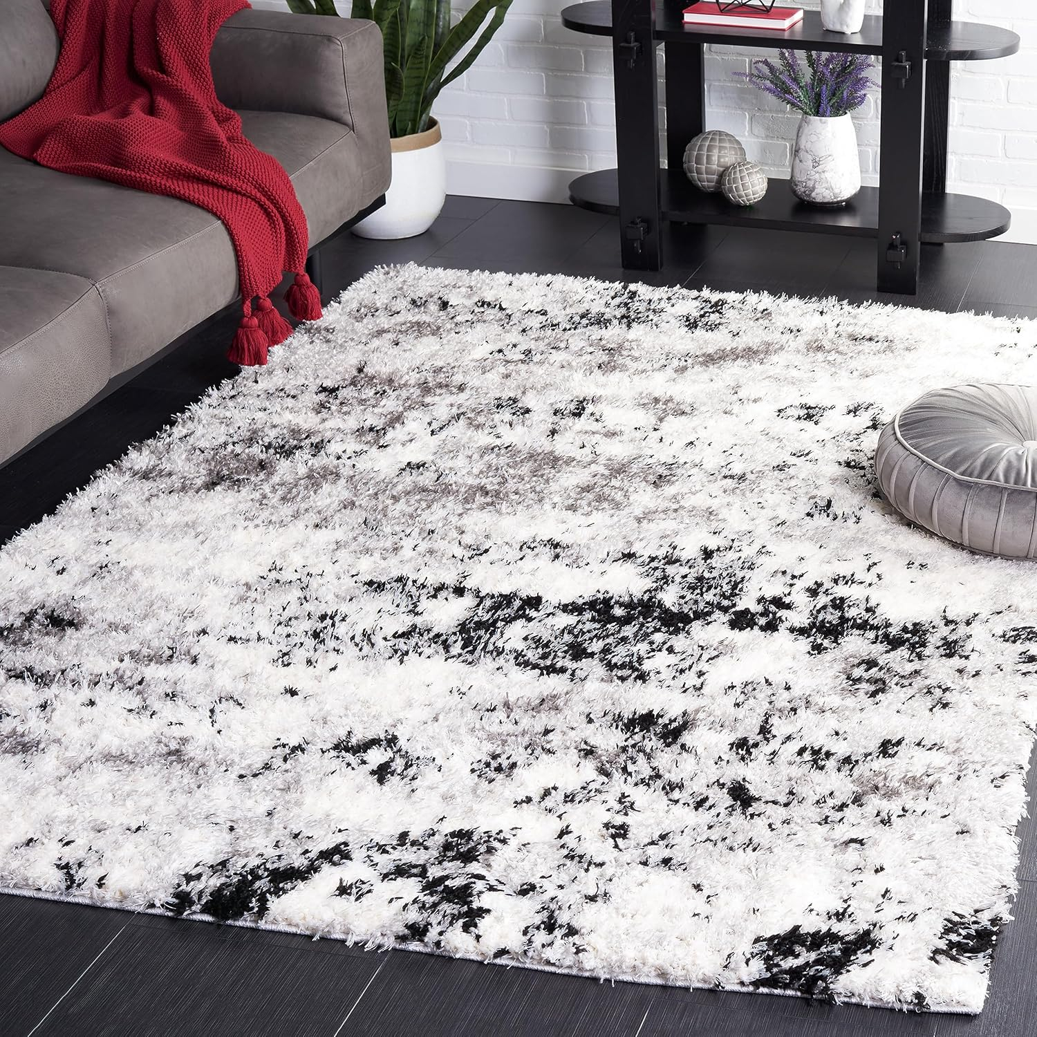 SAFAVIEH Lindsay Edna Distressed Polyester Shag Area Rug, Grey/Black Ivory, 5'3" x 7'6"