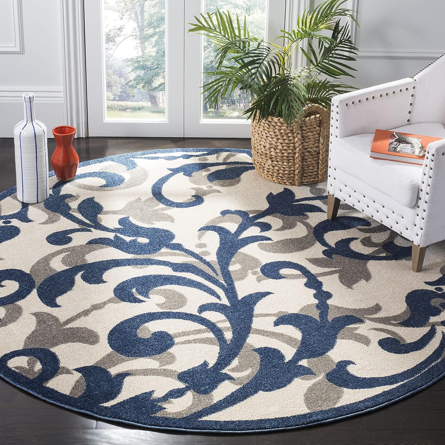 SAFAVIEH Amherst Collection Area Rug - 7' Round, Ivory & Light Grey, Floral Scroll Design, Non-Shedding & Easy Care, Ideal for High Traffic Areas in Living Room, Bedroom (AMT428E)