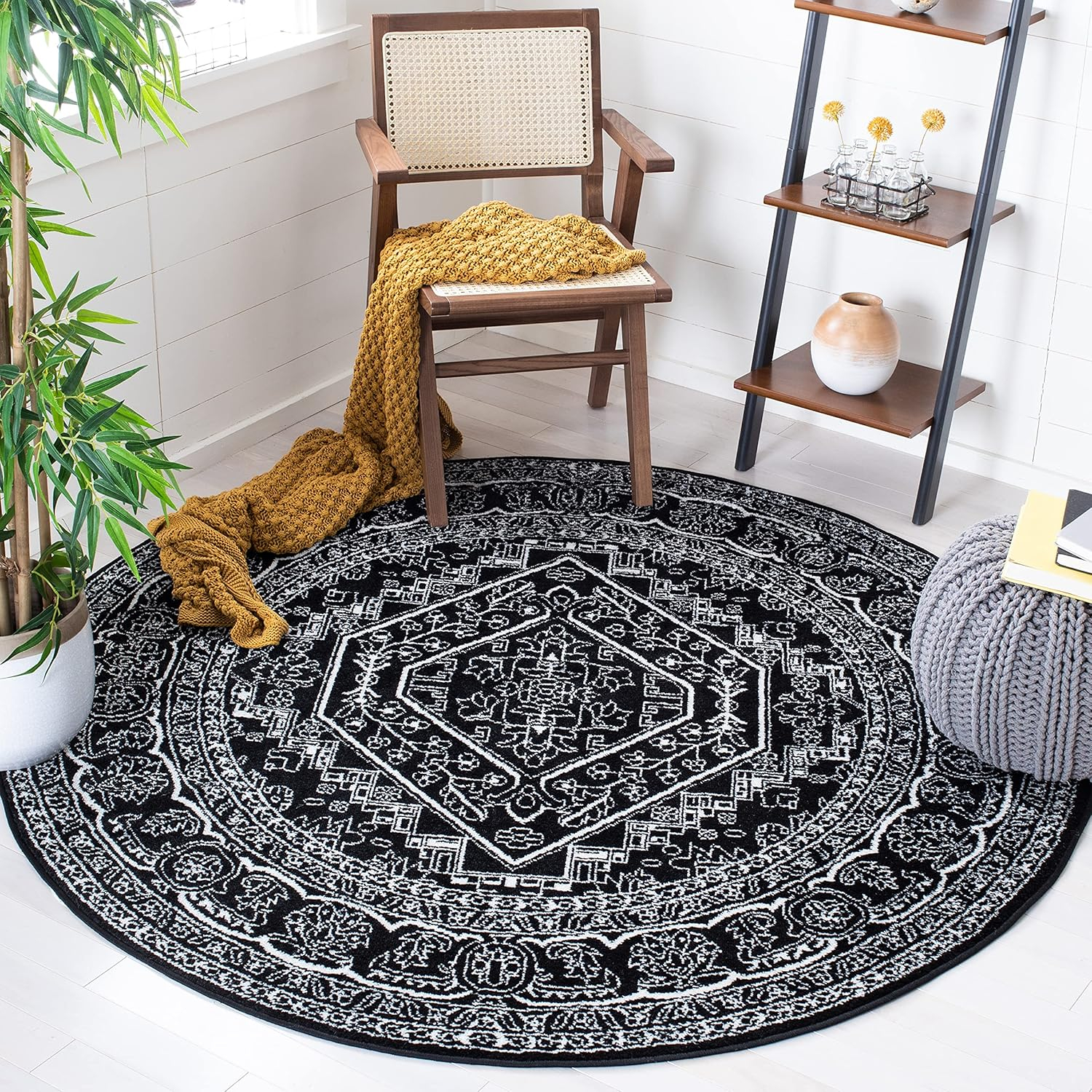 SAFAVIEH Adirondack Xavier Traditional Area Rug, Black/Ivory, 8' x 8' Round