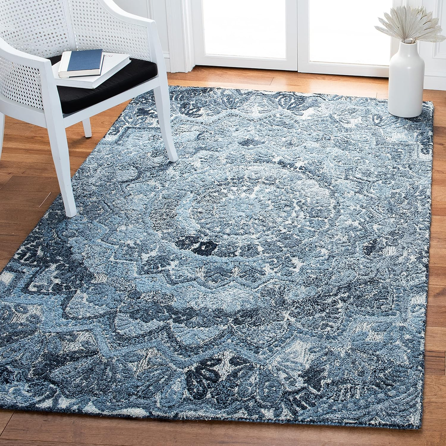 SAFAVIEH Marquee Georgiana Floral Area Rug, Blue/Grey, 5' x 8'