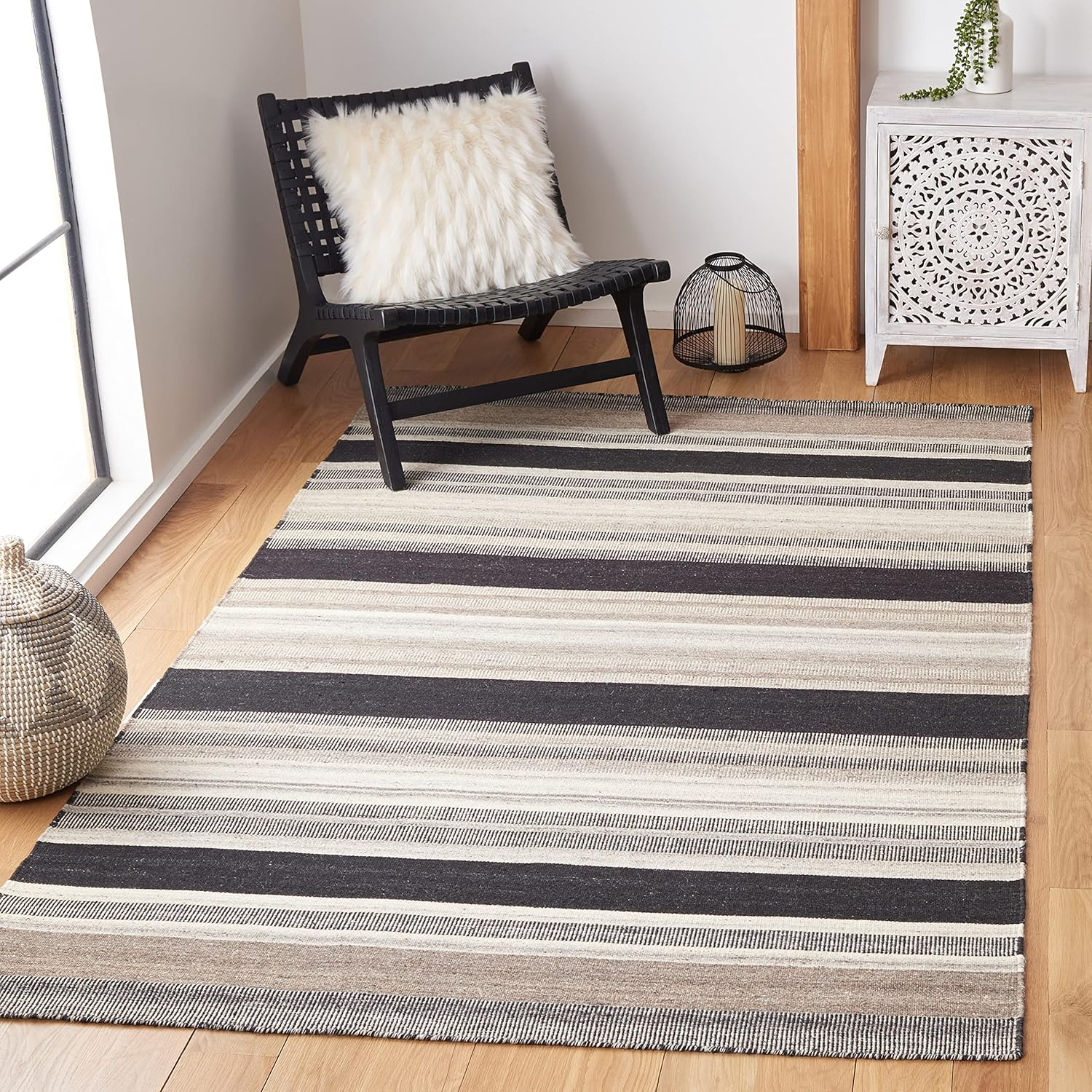 SAFAVIEH Dhurries Henrika Geometric Area Rug, Natural/Black, 5' x 8'