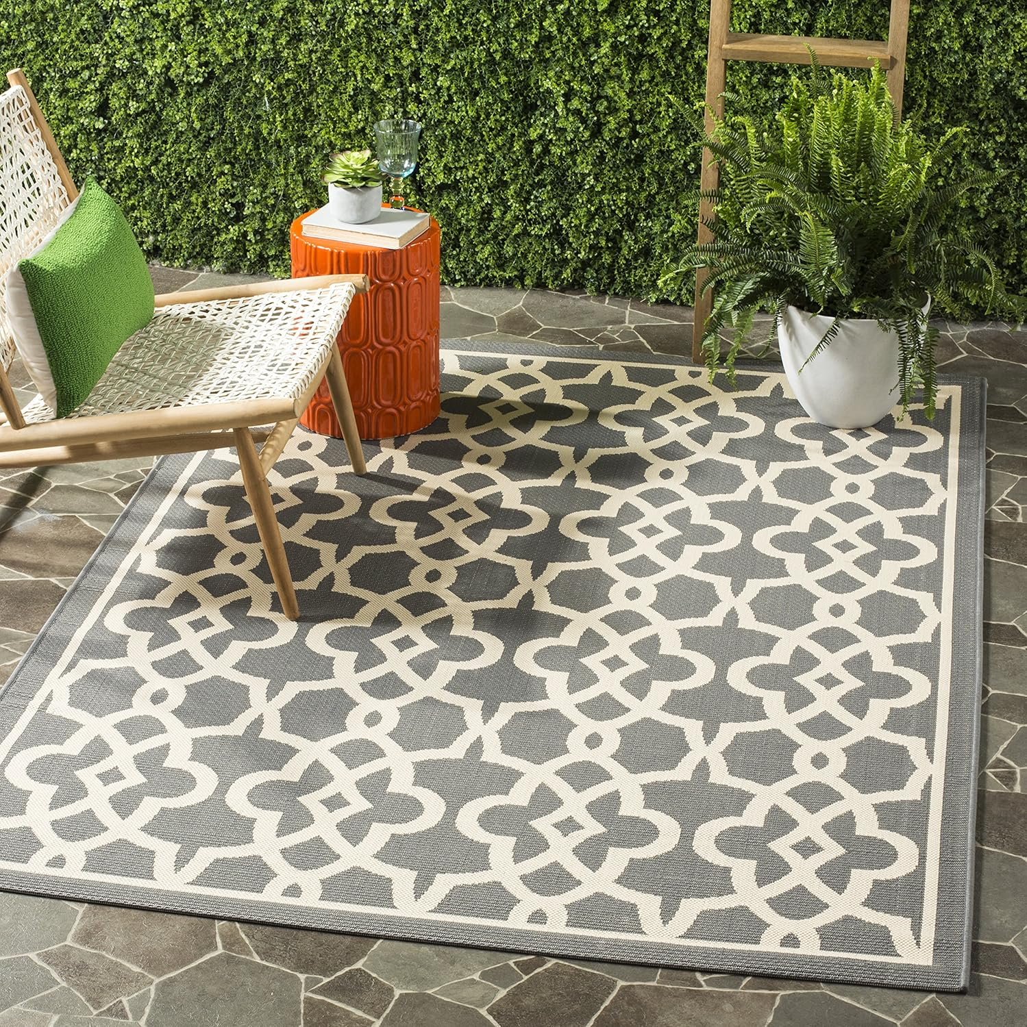 SAFAVIEH Courtyard Carlos Oriental Indoor/Outdoor Area Rug, Grey/Beige, 2'7" x 5'