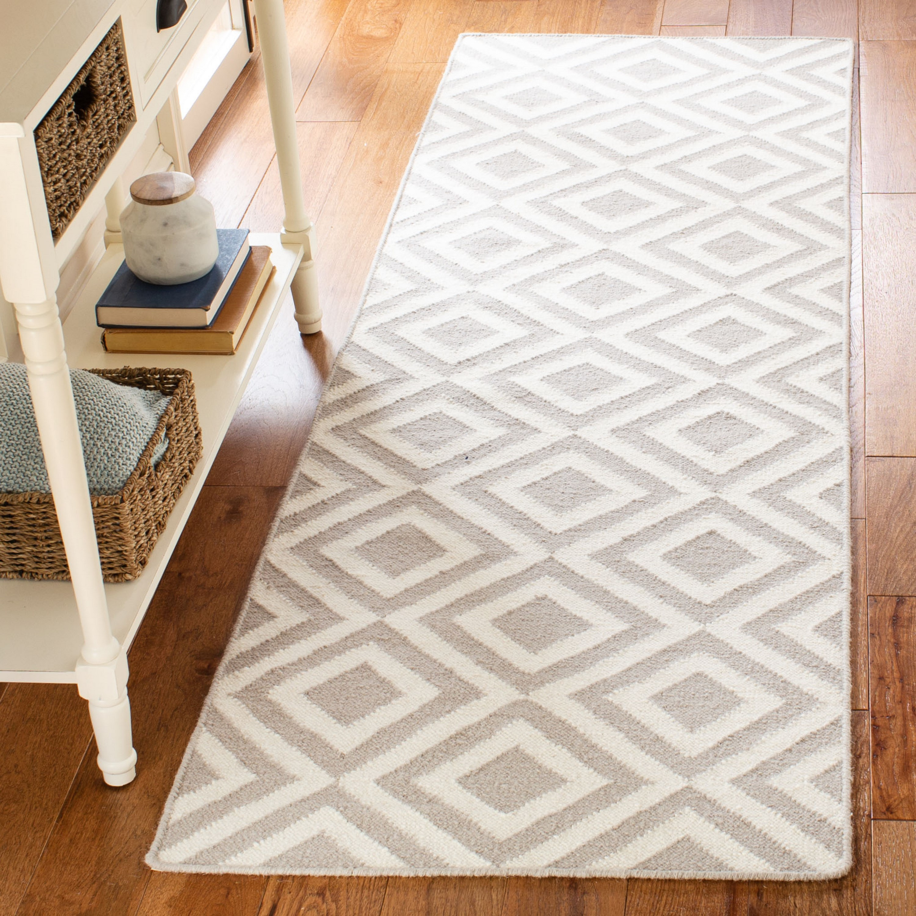 SAFAVIEH Dhurrie Winifred Geometric Diamonds Wool Runner Rug, Grey/Ivory, 2'6" x 8'