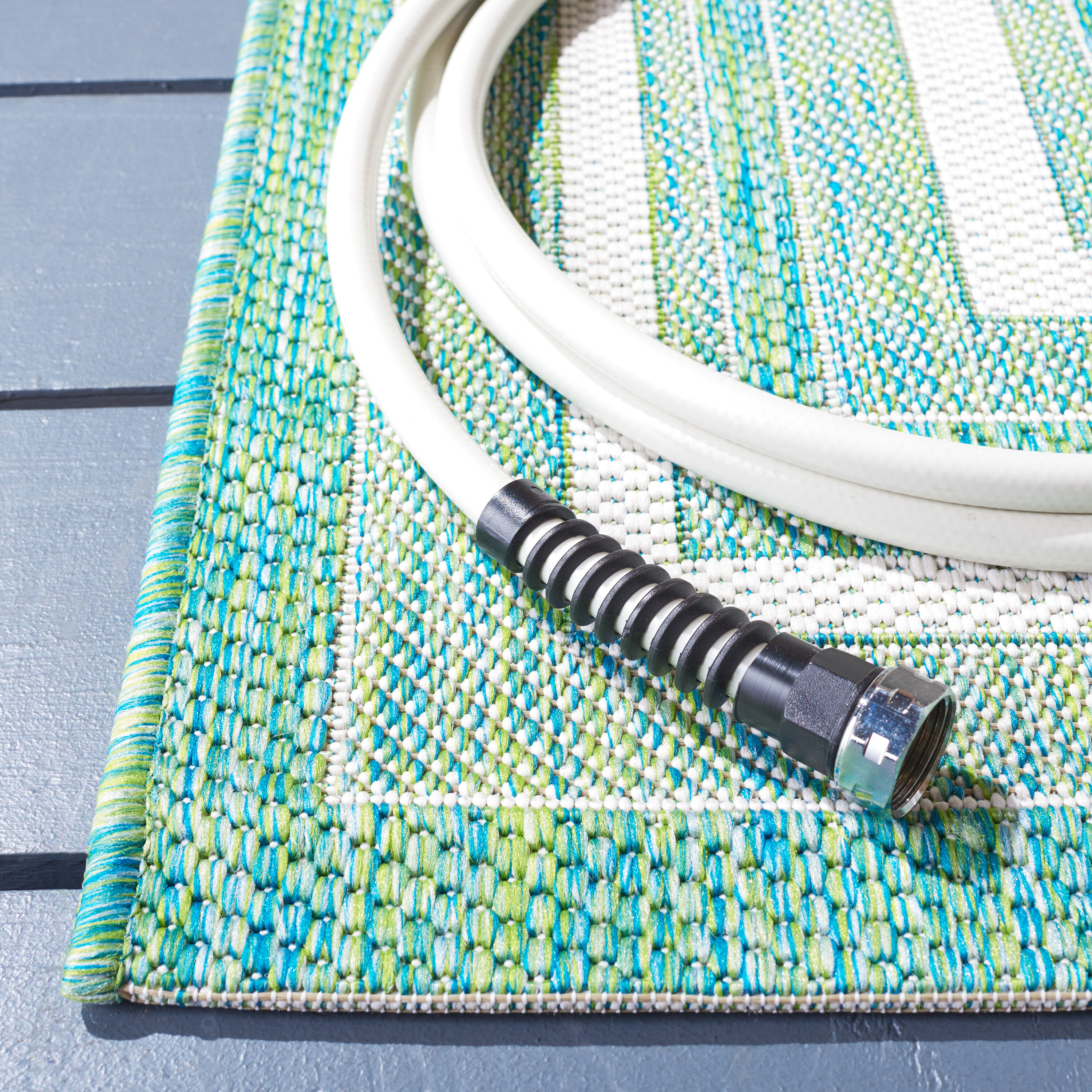 SAFAVIEH Courtyard Ercan Bordered Indoor/Outdoor Area Rug, Ivory/Green, 4' x 5'7"