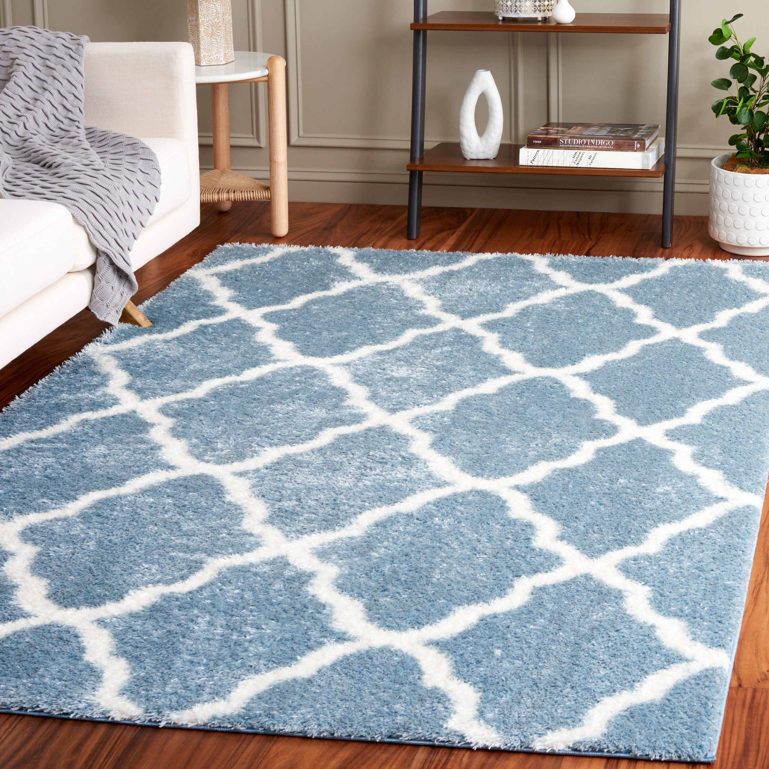 SAFAVIEH Tahoe Gerald Quatrefoil Shag Area Rug, 9' x 12', Blue/White