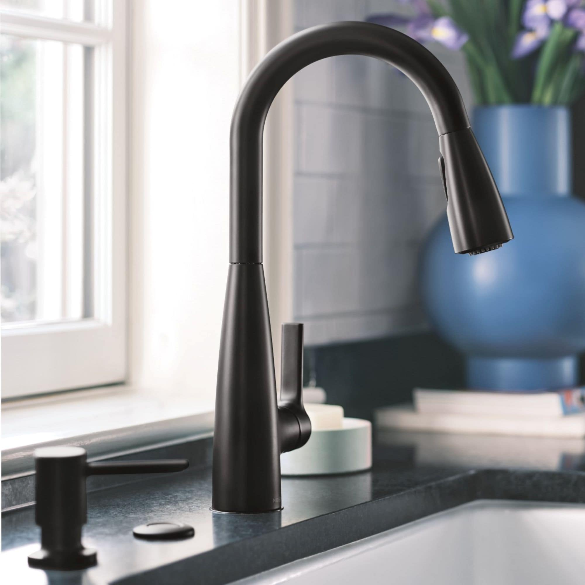 Moen Haelyn Matte Black Single Handle Deck-mount Handle Residential Pull-down Kitchen Faucet with Sprayer ( Deck Plate Included ) (Soap Dispenser Included)