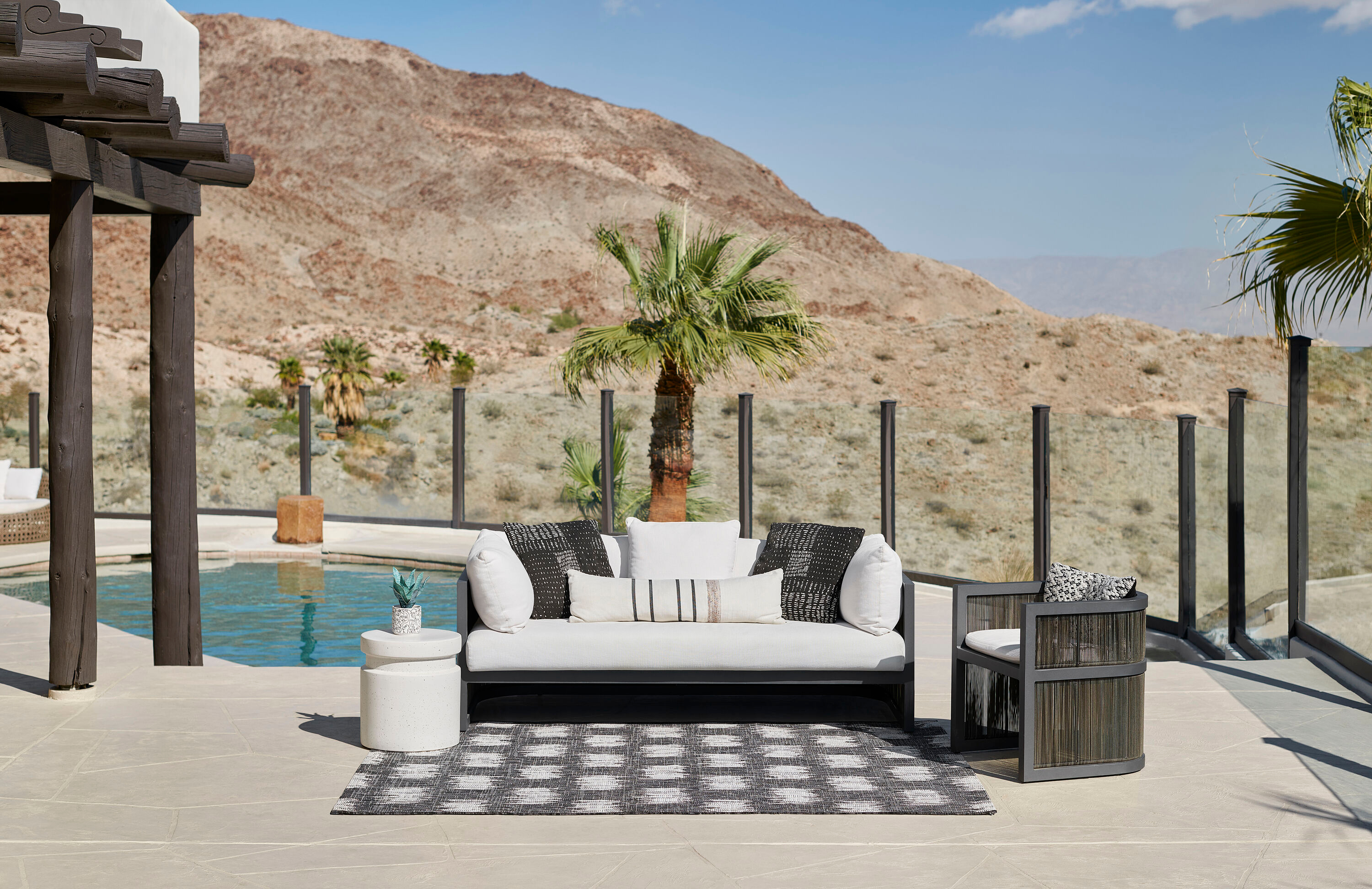 Novogratz by Momeni Villa Turin Charcoal Indoor Outdoor Rug 2' X 3'