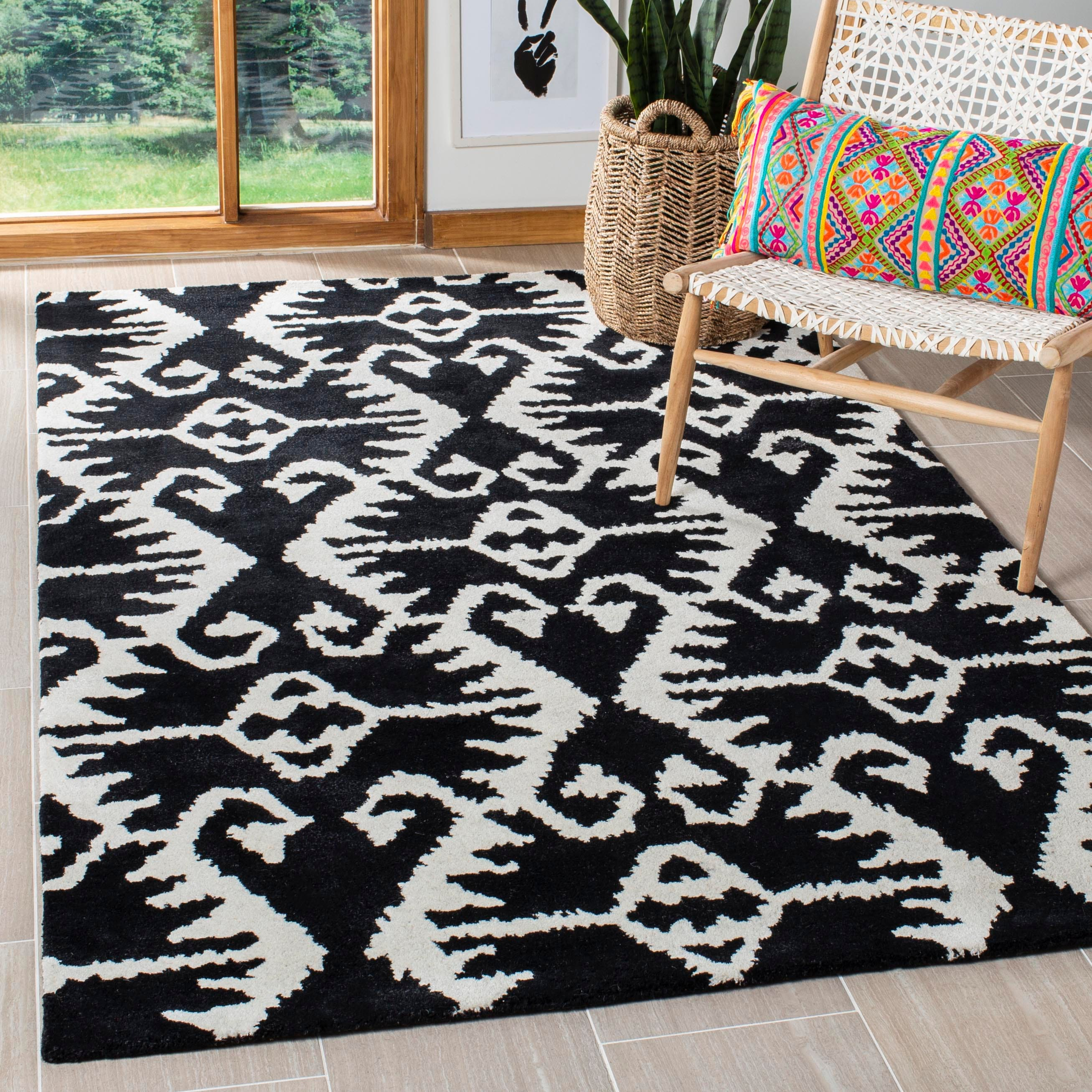 SAFAVIEH Wyndham Dzvonko Southwestern Wool Area Rug, Black/Ivory, 8' x 10'
