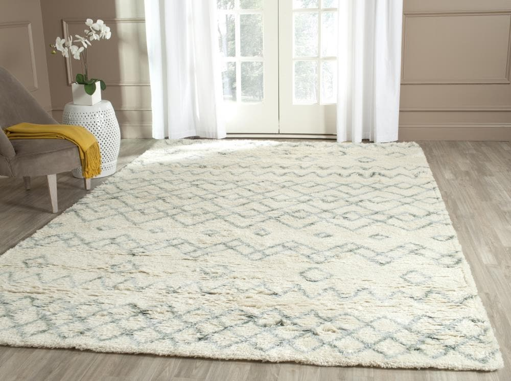 SAFAVIEH Casablanca Ognena Geometric Shag Area Rug, Ivory/Blue, 4' x 6'