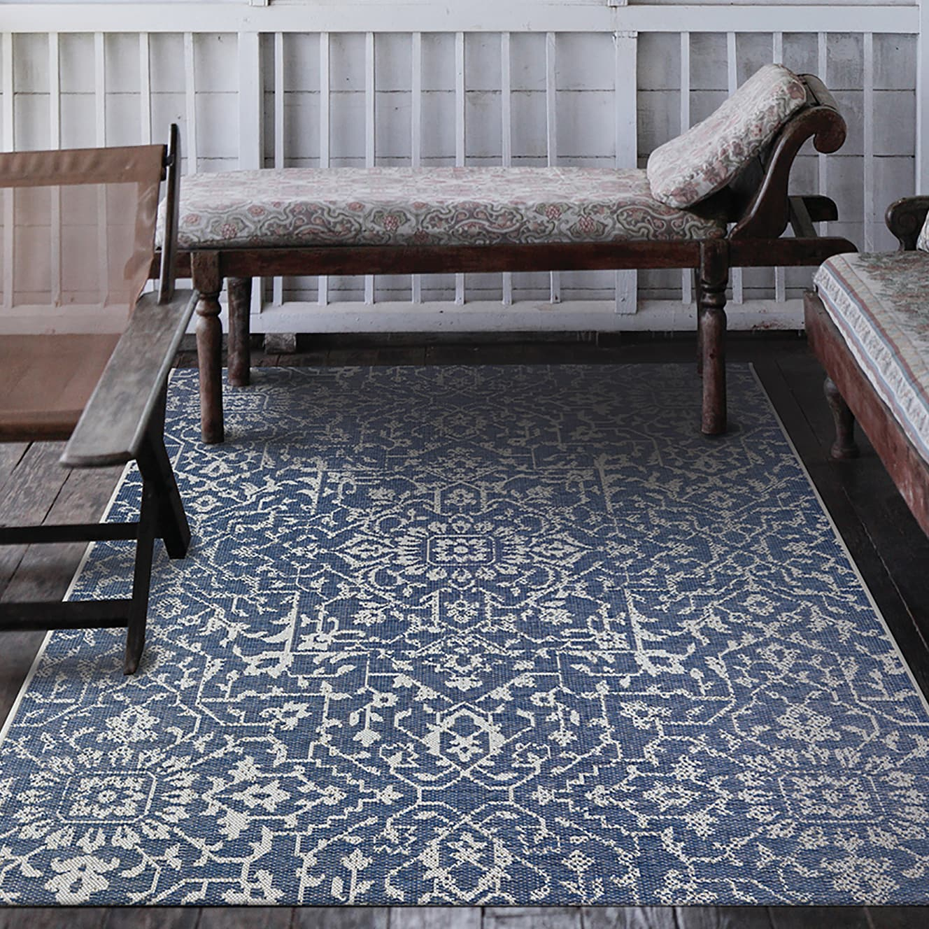 Couristan Monte Carlo Palmette Indoor/Outdoor Area Rug, 3'9" x 5'5", Navy-Ivory