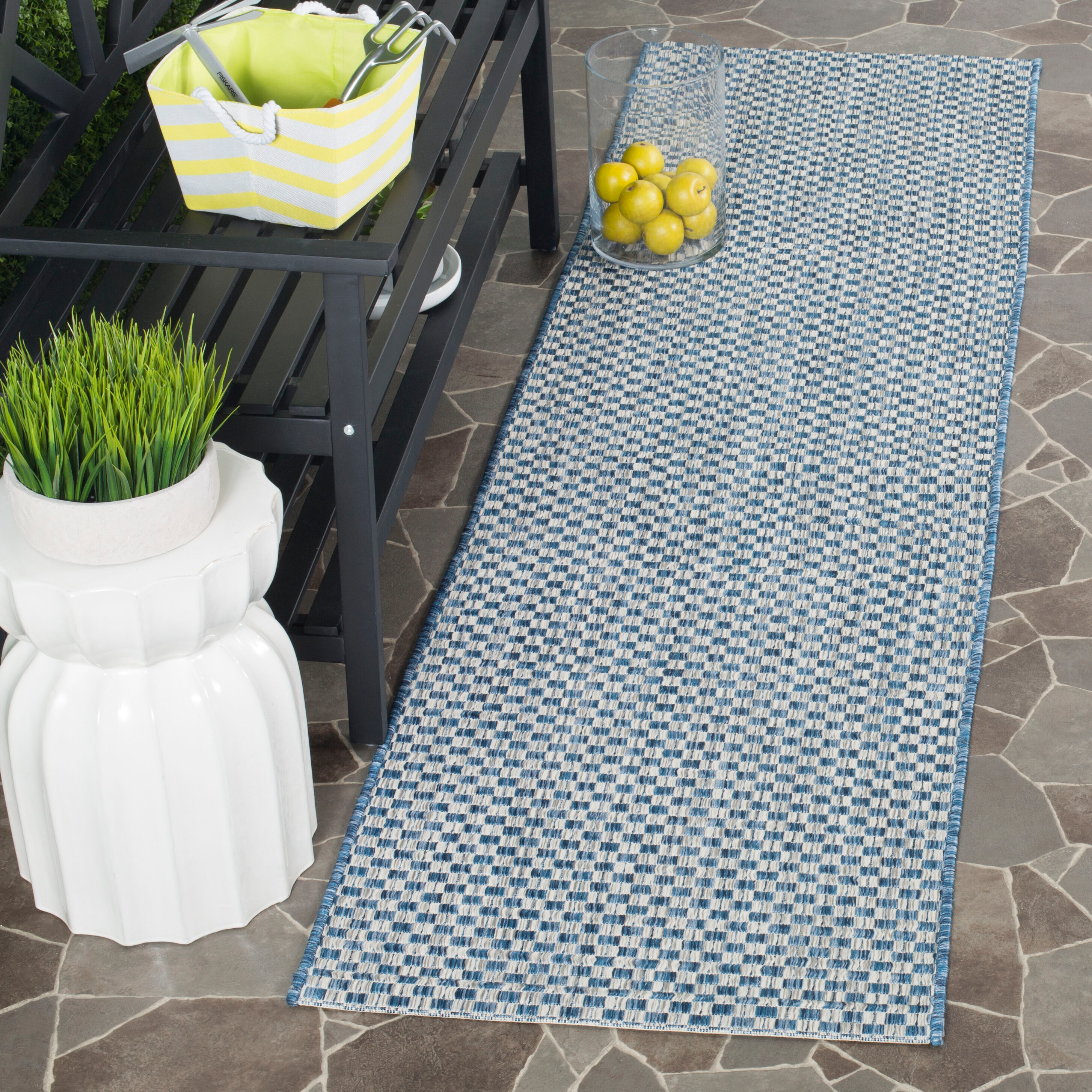 SAFAVIEH Courtyard Corredor Geométrico para Interiores/exteriores Blair, 2'3" x 14', Azul/gris Claro