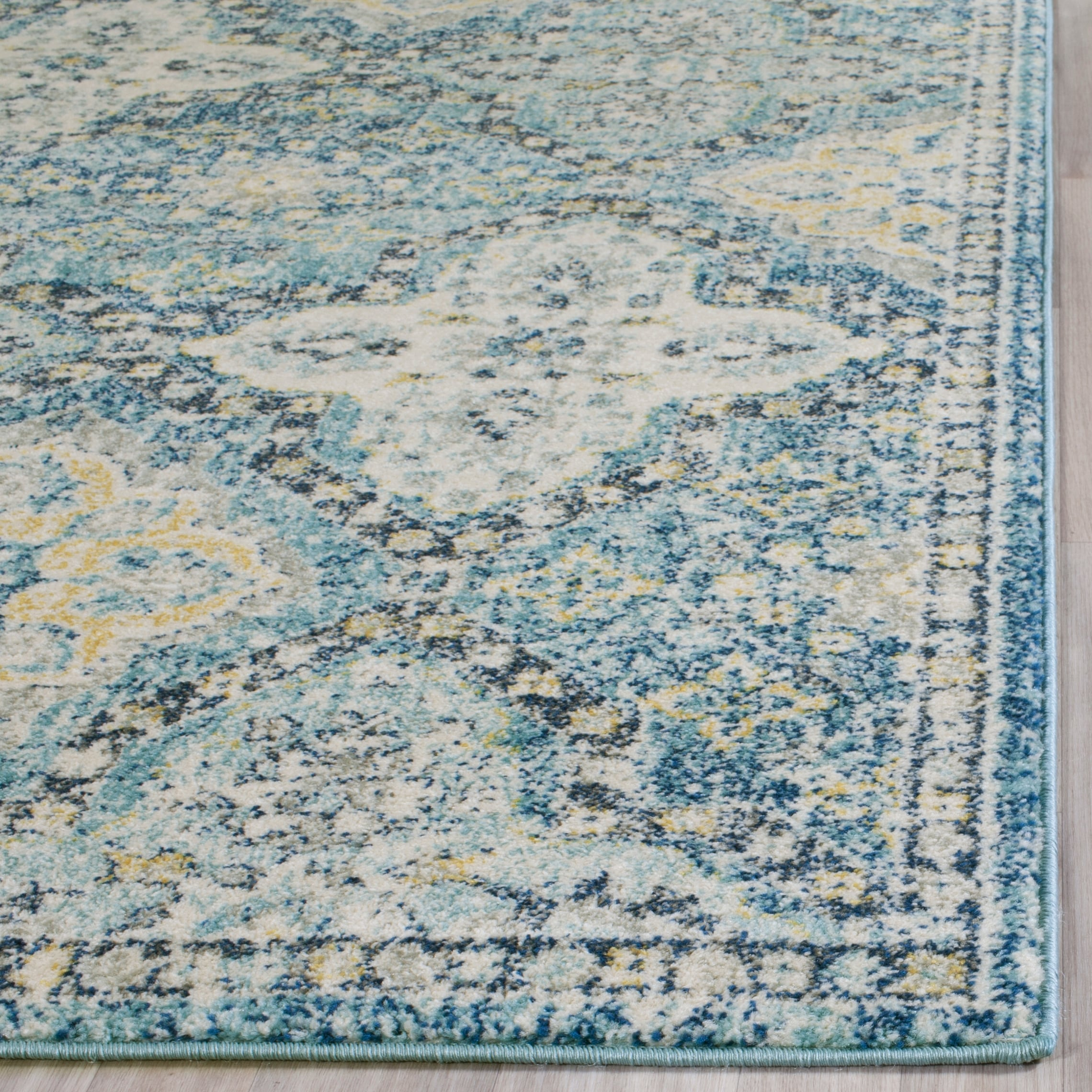 SAFAVIEH Evoke Isla Traditional Damask Area Rug, Light Blue/Ivory, 5'1" x 7'6"