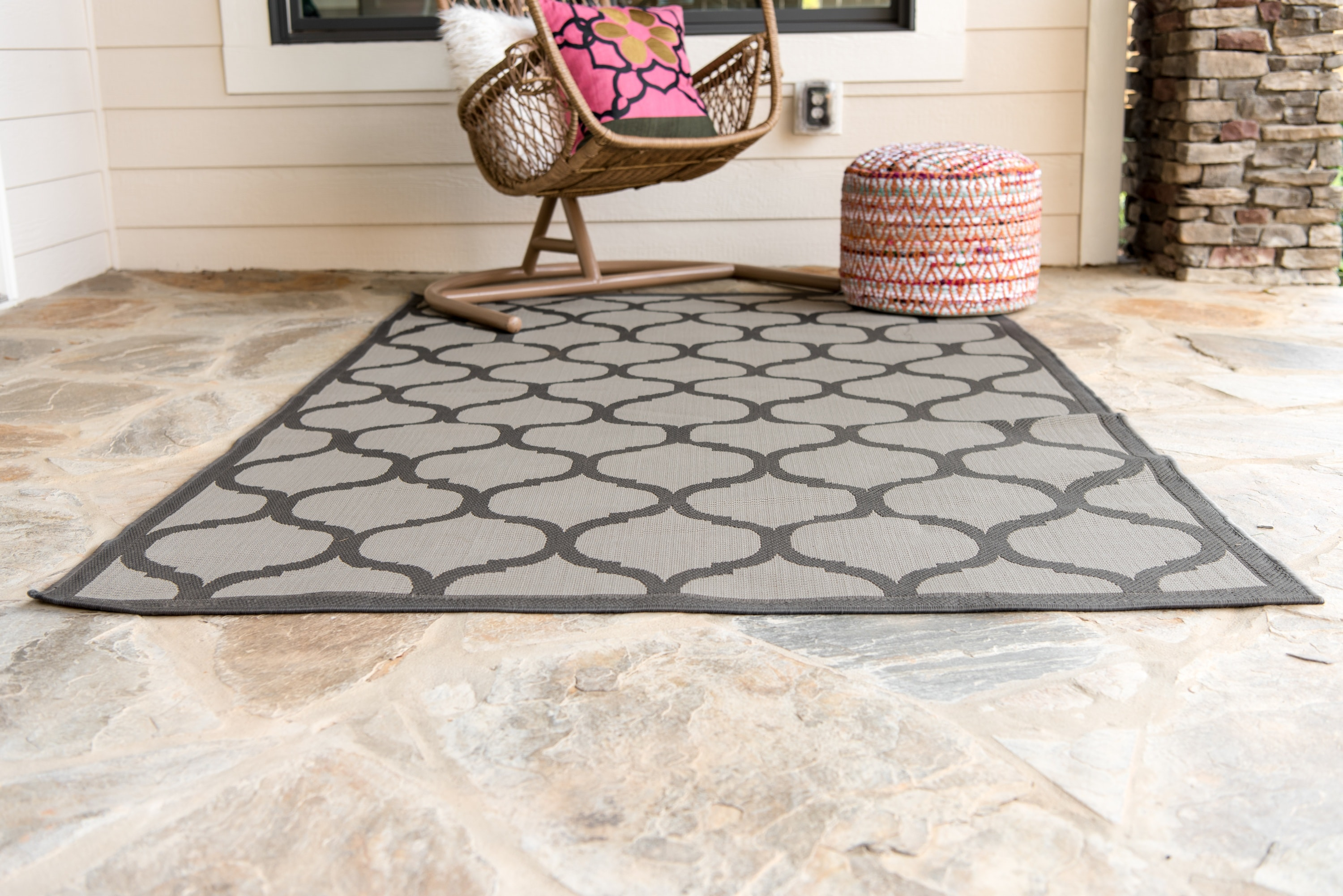 Elegant Gray Lattice Outdoor 3x5 Area Rug - Stain-resistant and Pet-friendly