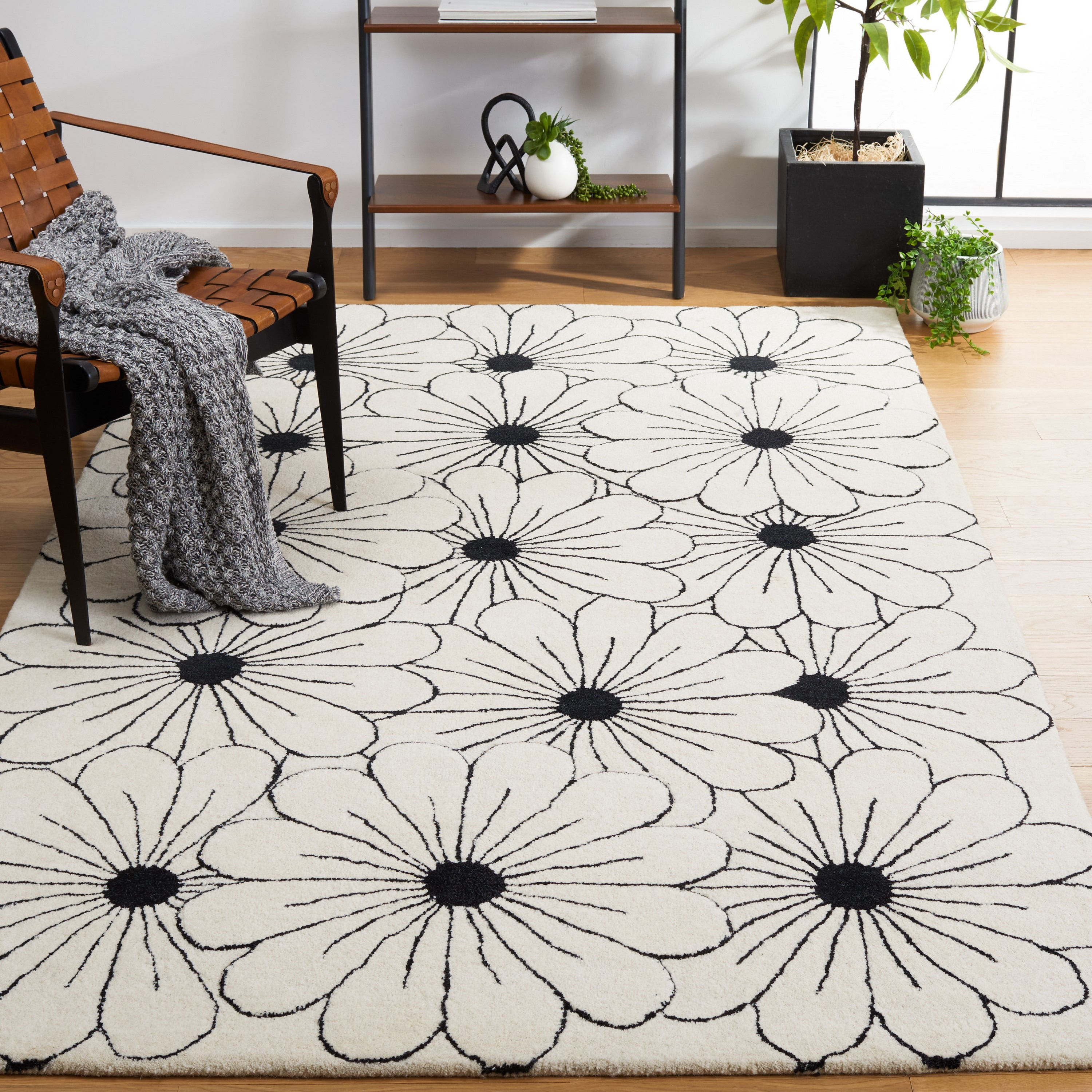 SAFAVIEH Soho Megan Floral Wool Area Rug, Ivory/Black, 2' x 3'