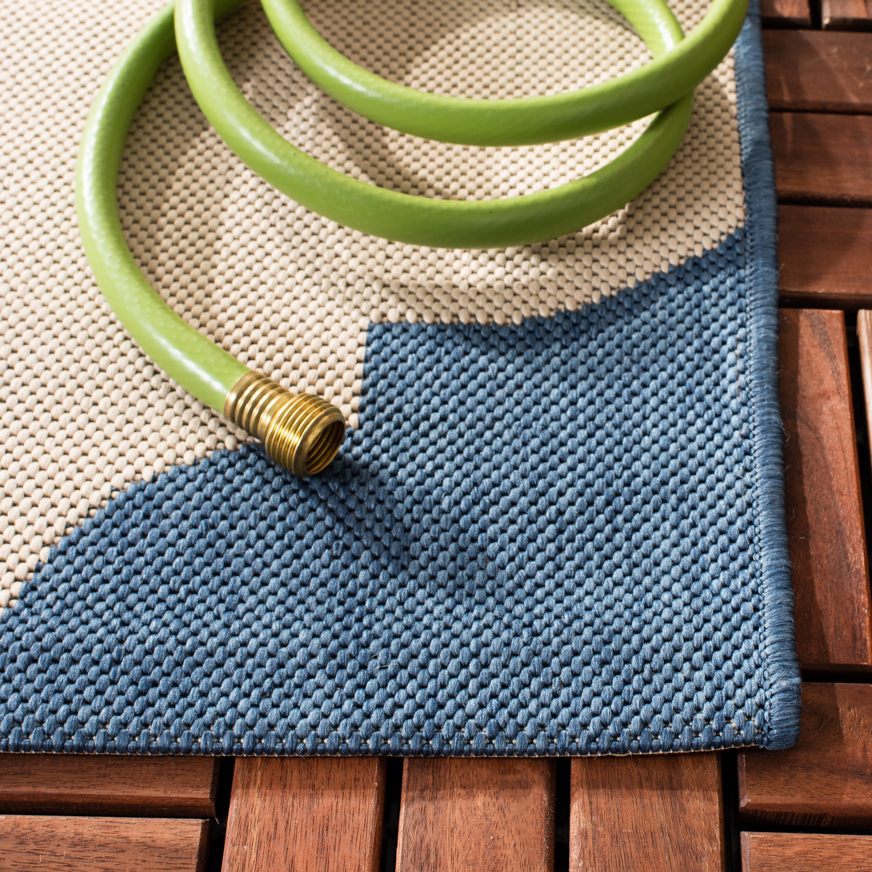 SAFAVIEH Courtyard Elwyn Geometric Trellis Indoor/Outdoor Area Rug, 5'3" x 5'3" Square, Beige/Blue