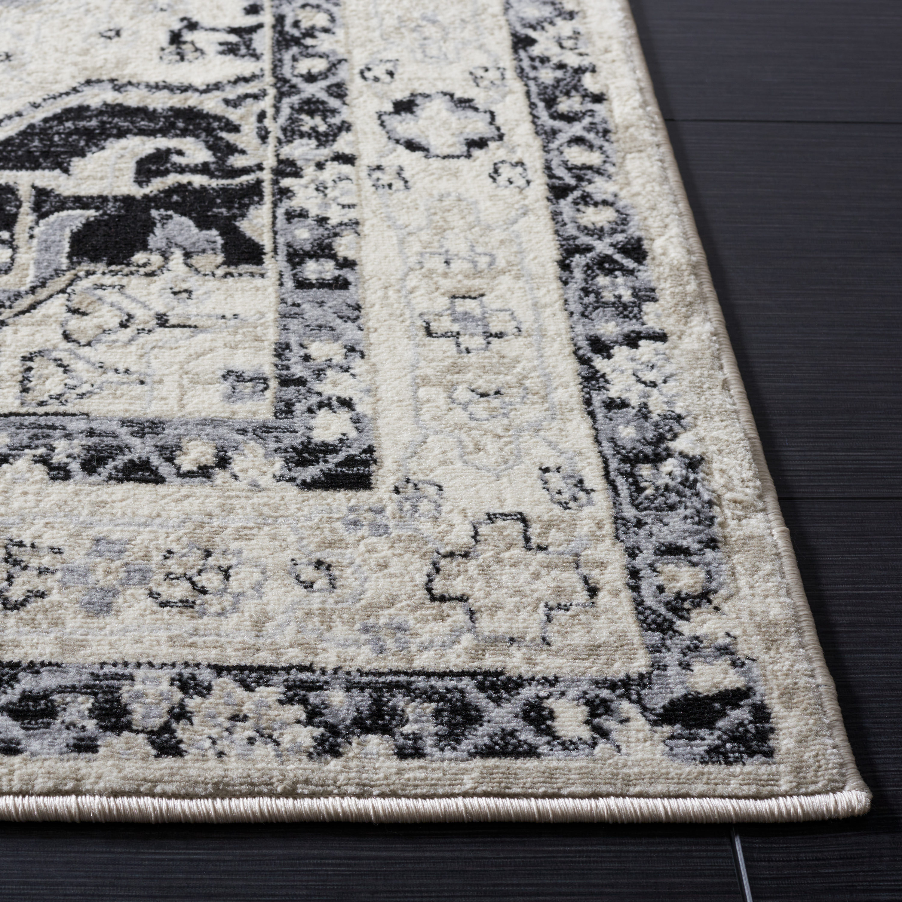 SAFAVIEH Brentwood Ezra Oriental Area Rug, Ivory/Black, 6'7" x 6'7" Square