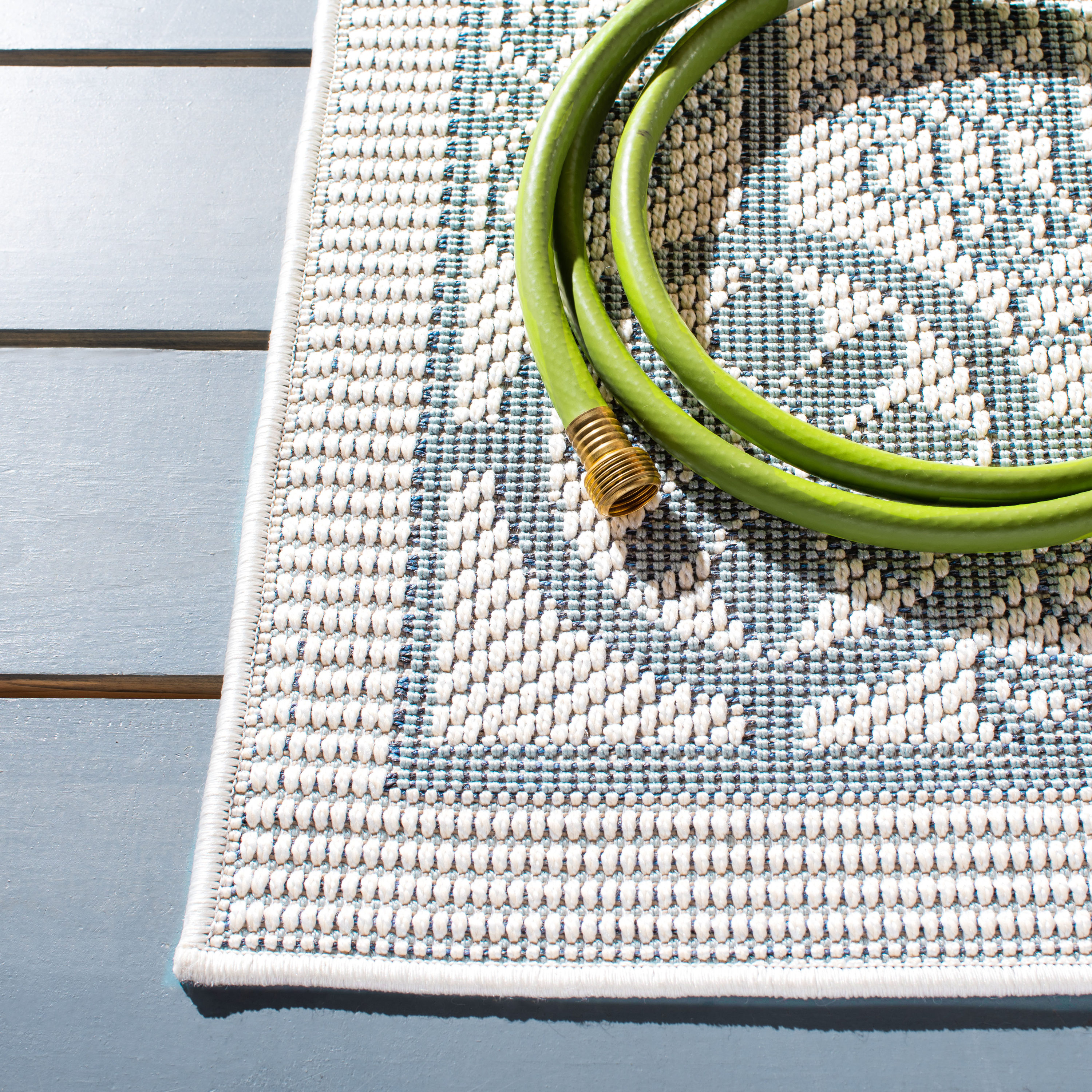 SAFAVIEH Bermuda Zoey Floral Bordered Indoor/Outdoor Area Rug Ivory/Light Blue, 6'7" x 6'7" Square