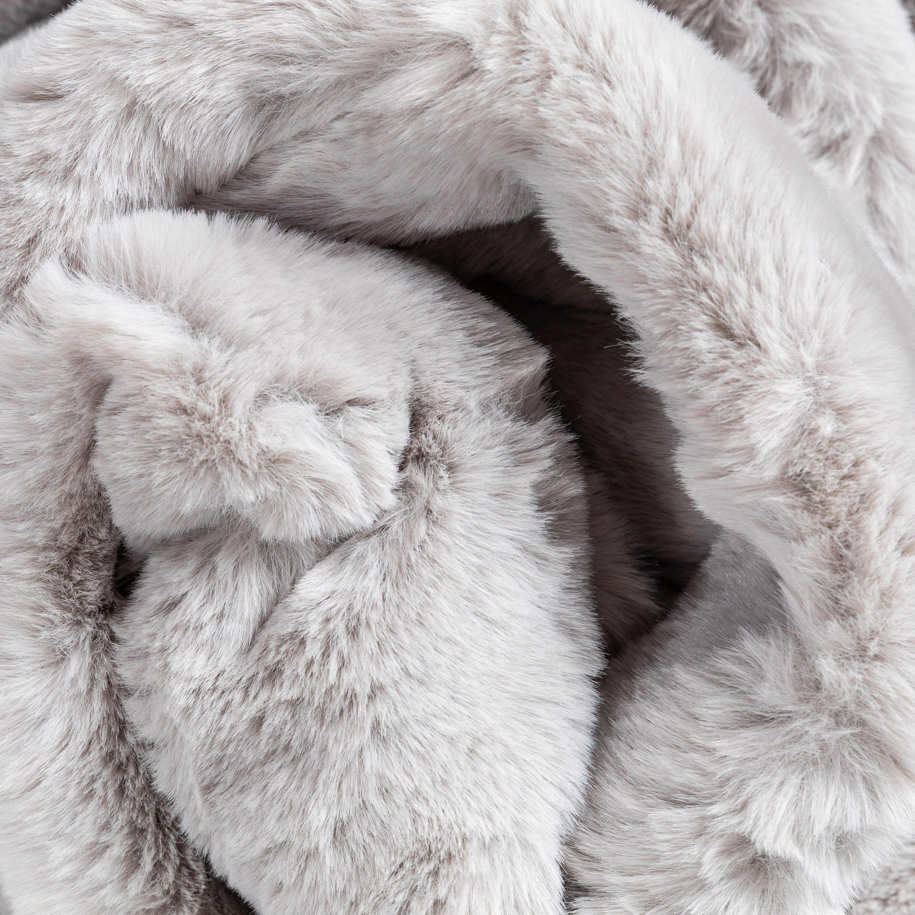 Well Woven Opal Crest Textured Solid White Modern Faux Fur 5'2" Heart Area Rug