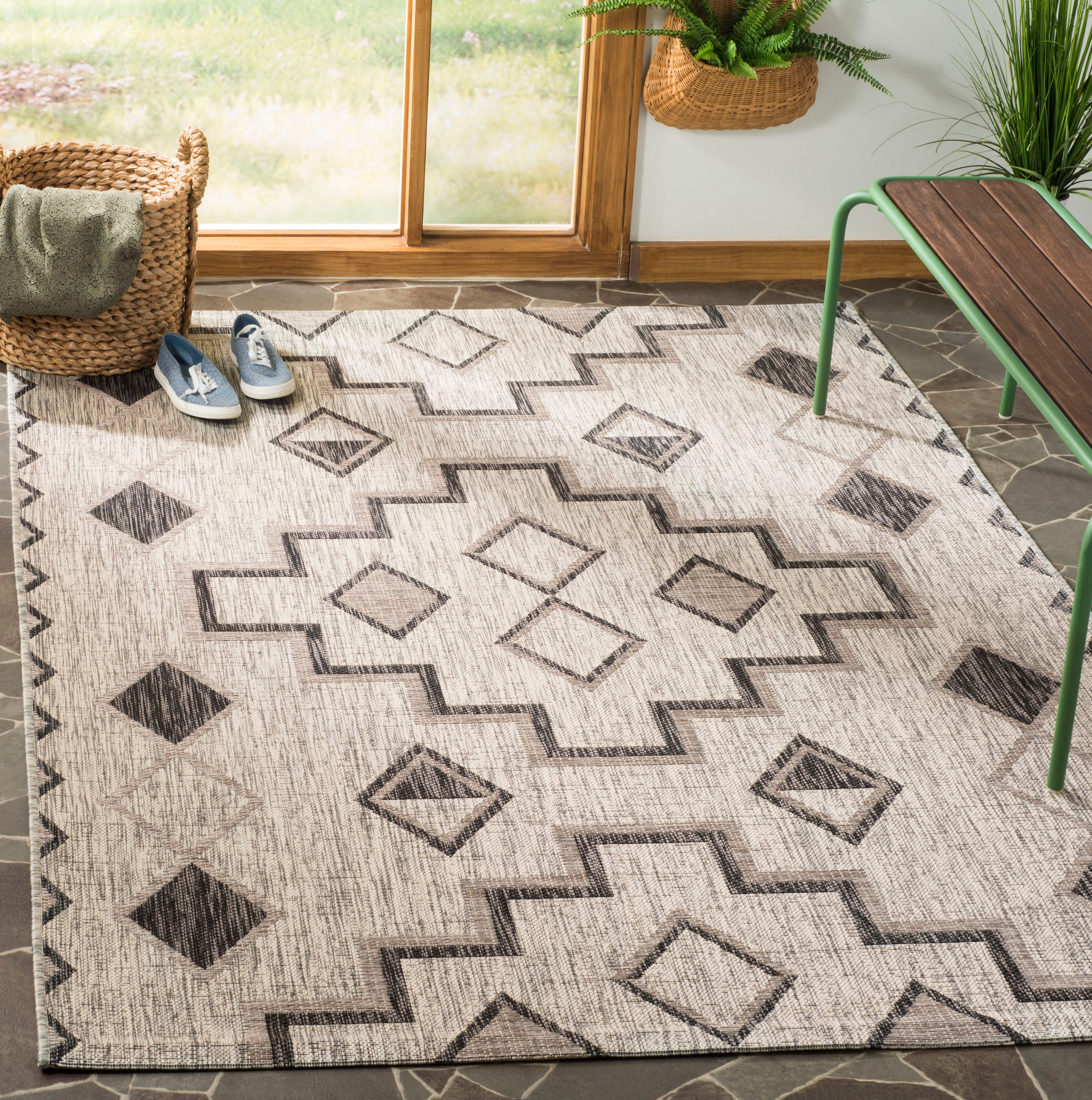 SAFAVIEH Courtyard Floella Geometric Indoor/Outdoor Area Rug, 4' x 5'7", Grey/Black