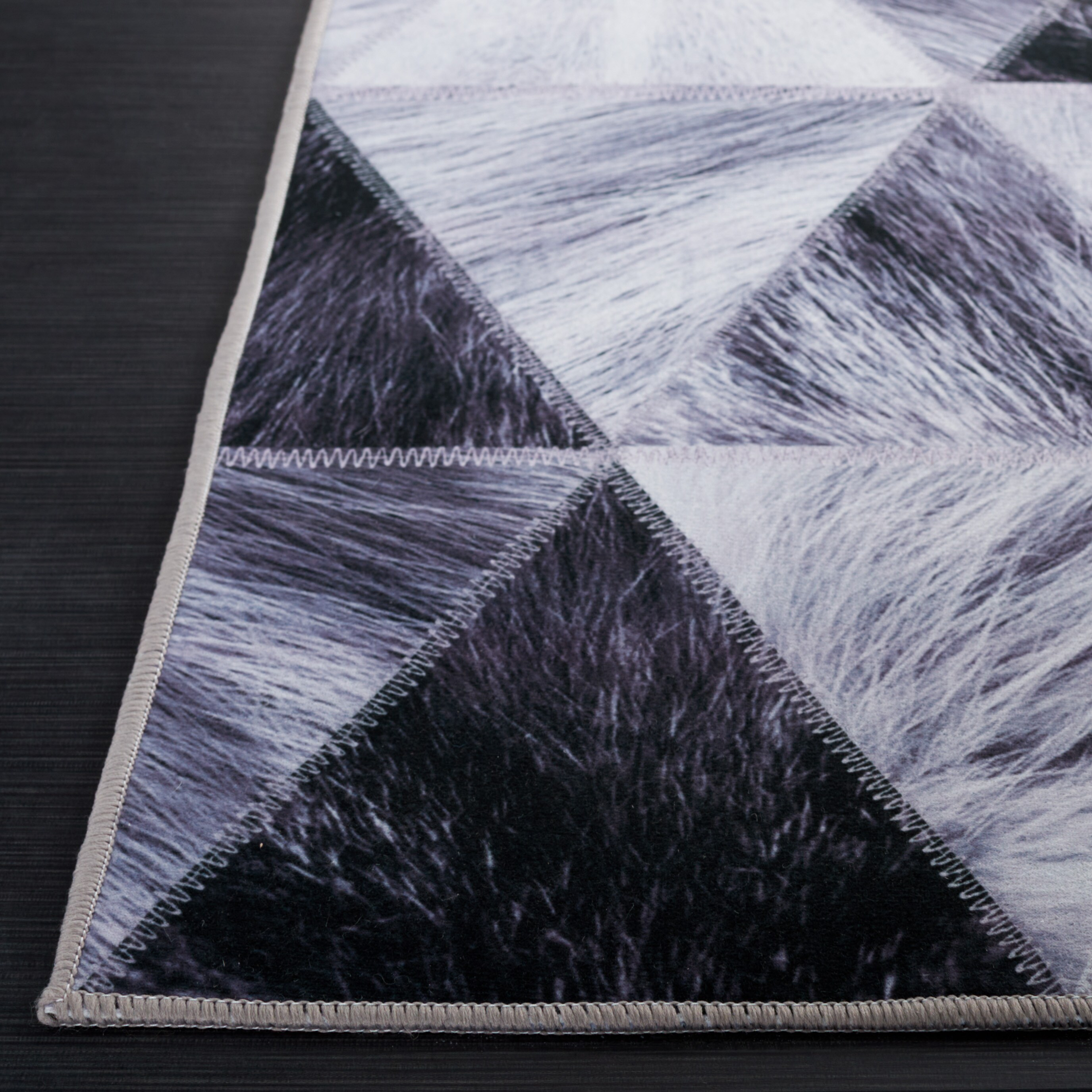SAFAVIEH Faux Hide Daffodil Diamond Area Rug, Light Grey/Dark Grey, 3' x 5'