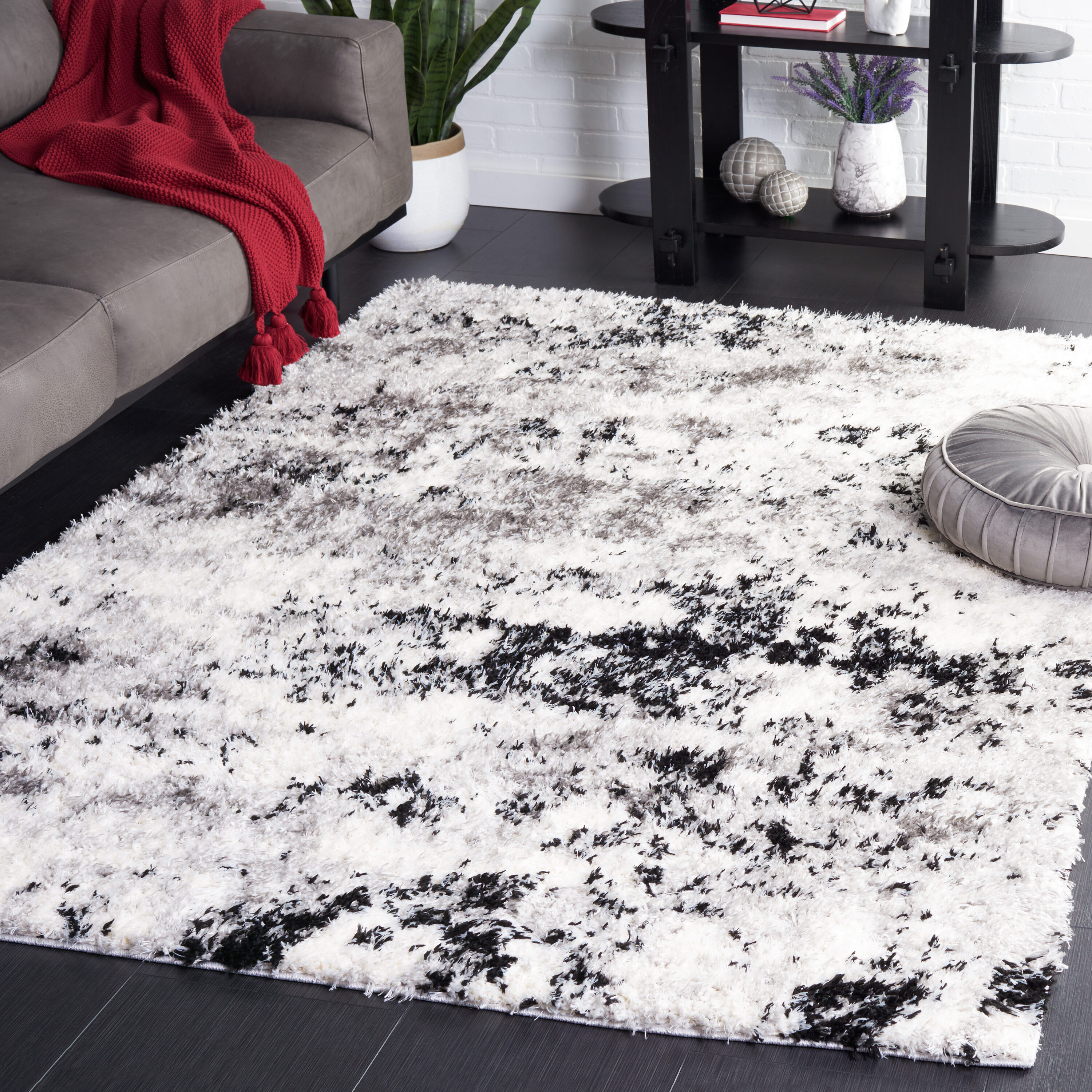 SAFAVIEH Lindsay Edna Distressed Polyester Shag Area Rug, Grey/Black Ivory, 5'3" x 7'6"