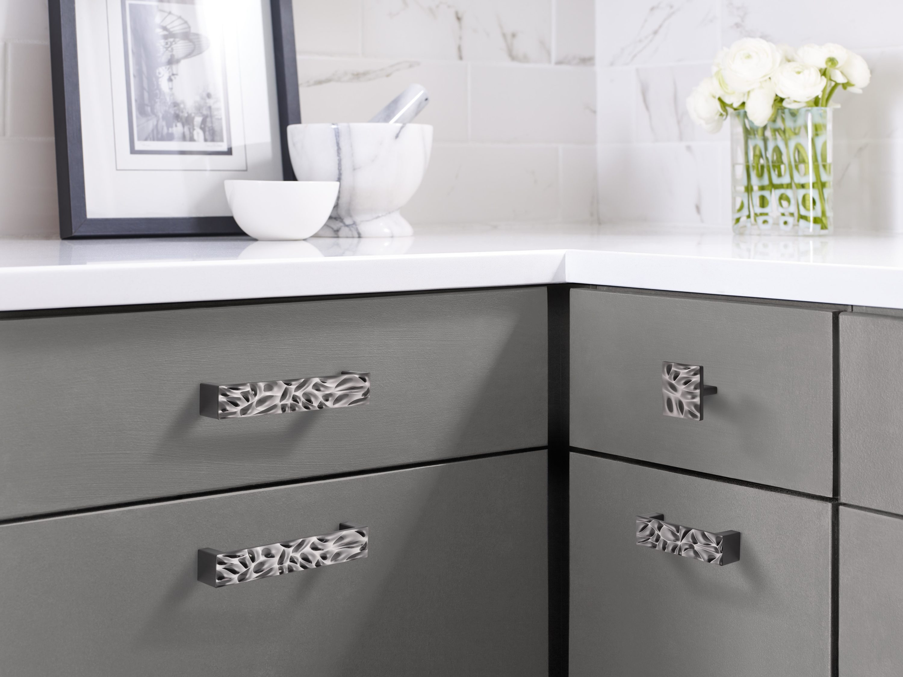 Calathea 7'' Black Chrome Textured Cabinet Pull Bar