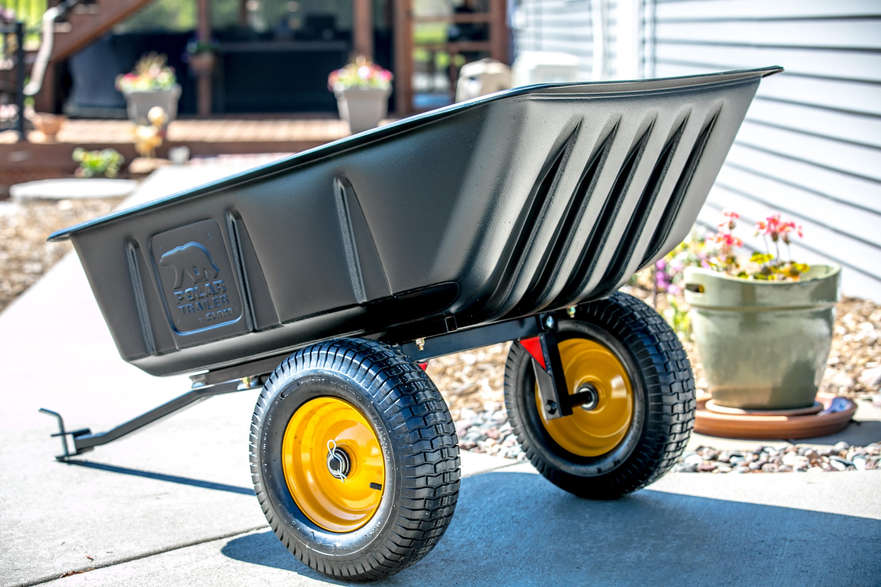 Polar Trailer 10 Cubic Foot Heavy Duty Utility Yard Garden Wheelbarrow Club Cart