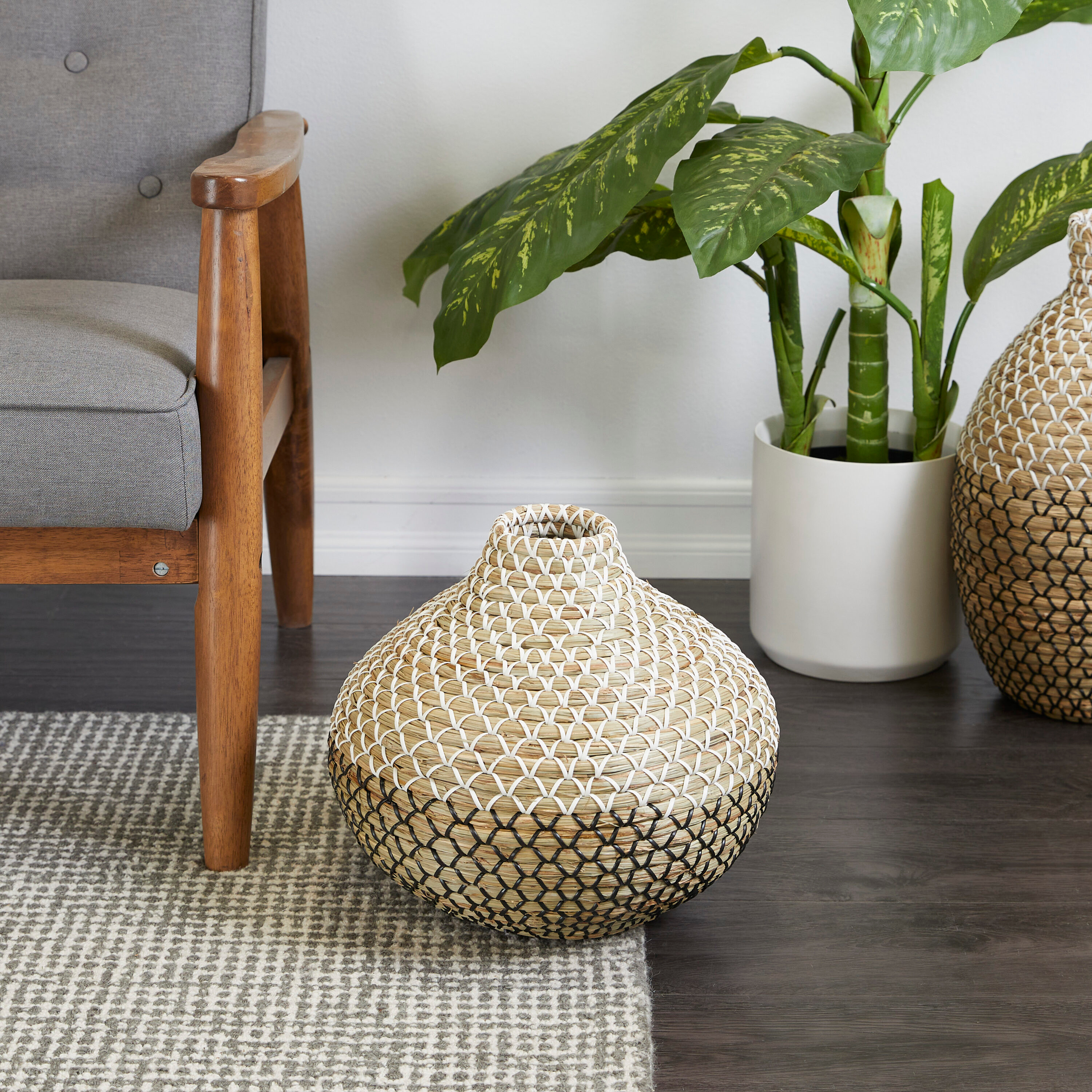 DecMode 13" Handmade Woven Brown Seagrass Vase