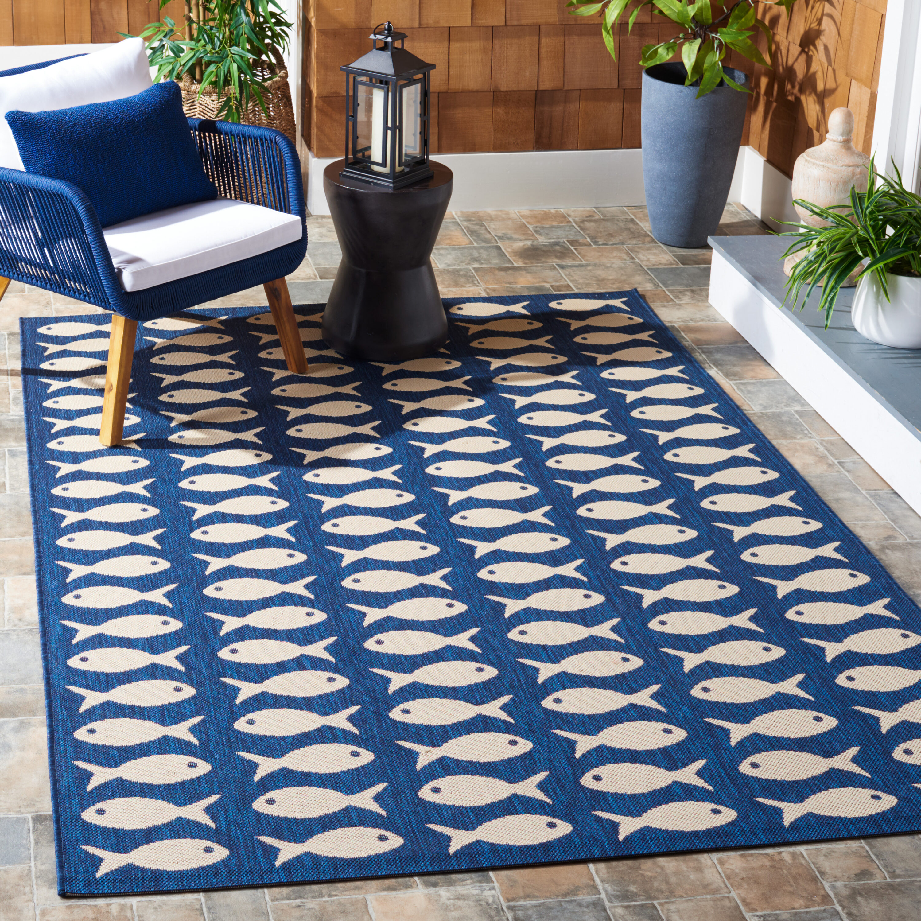 SAFAVIEH Courtyard Tranter Fishes Indoor/Outdoor Area Rug, Navy/Beige, 5'3" x 7'7"